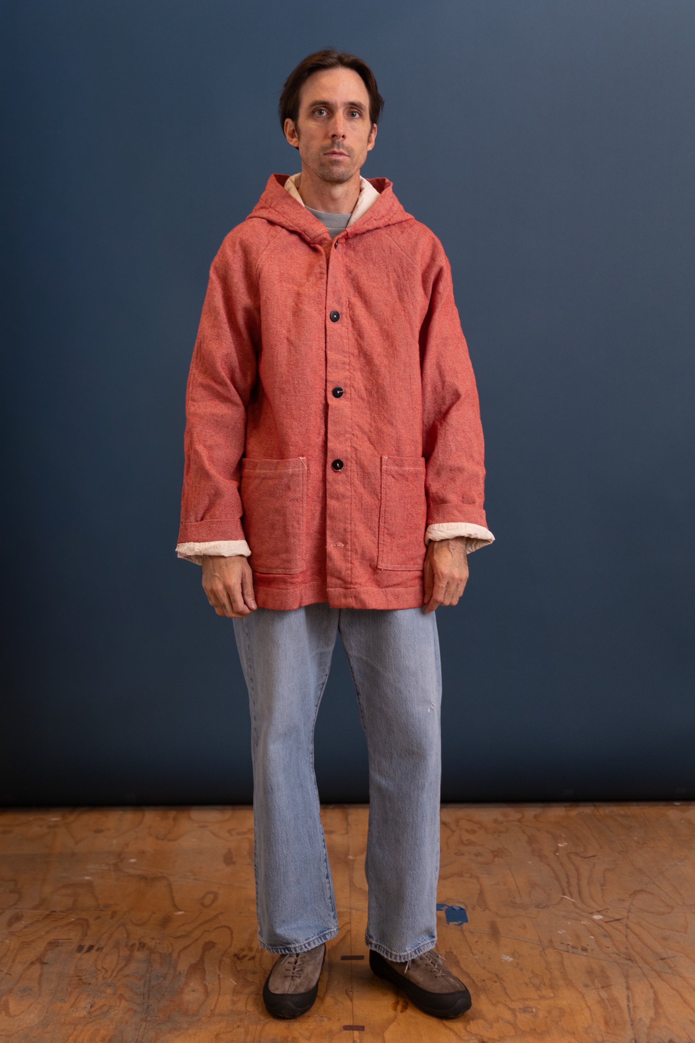 HOODED DRAFTING COAT IN RED WOOL CARPET TWILL