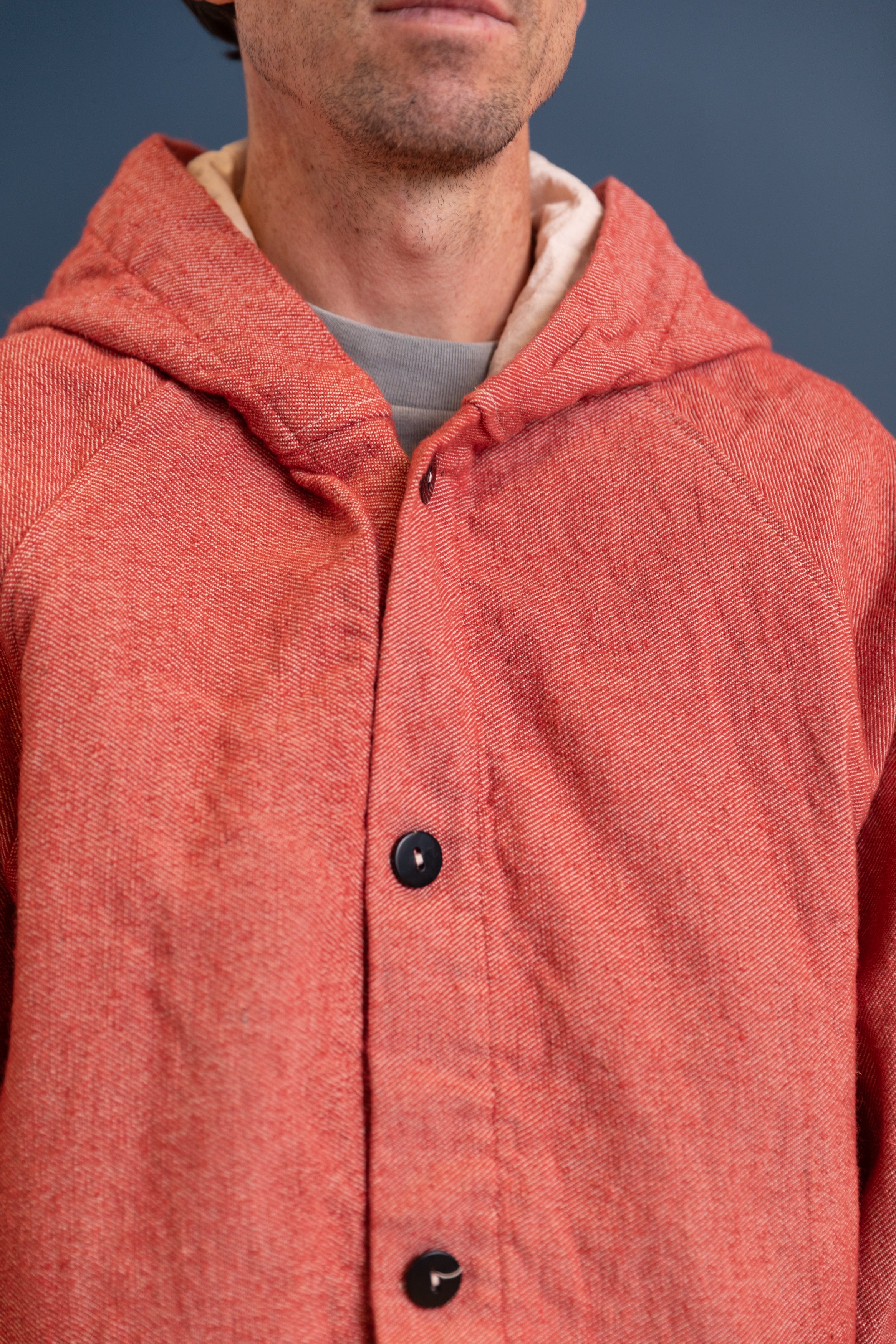 HOODED DRAFTING COAT IN RED WOOL CARPET TWILL