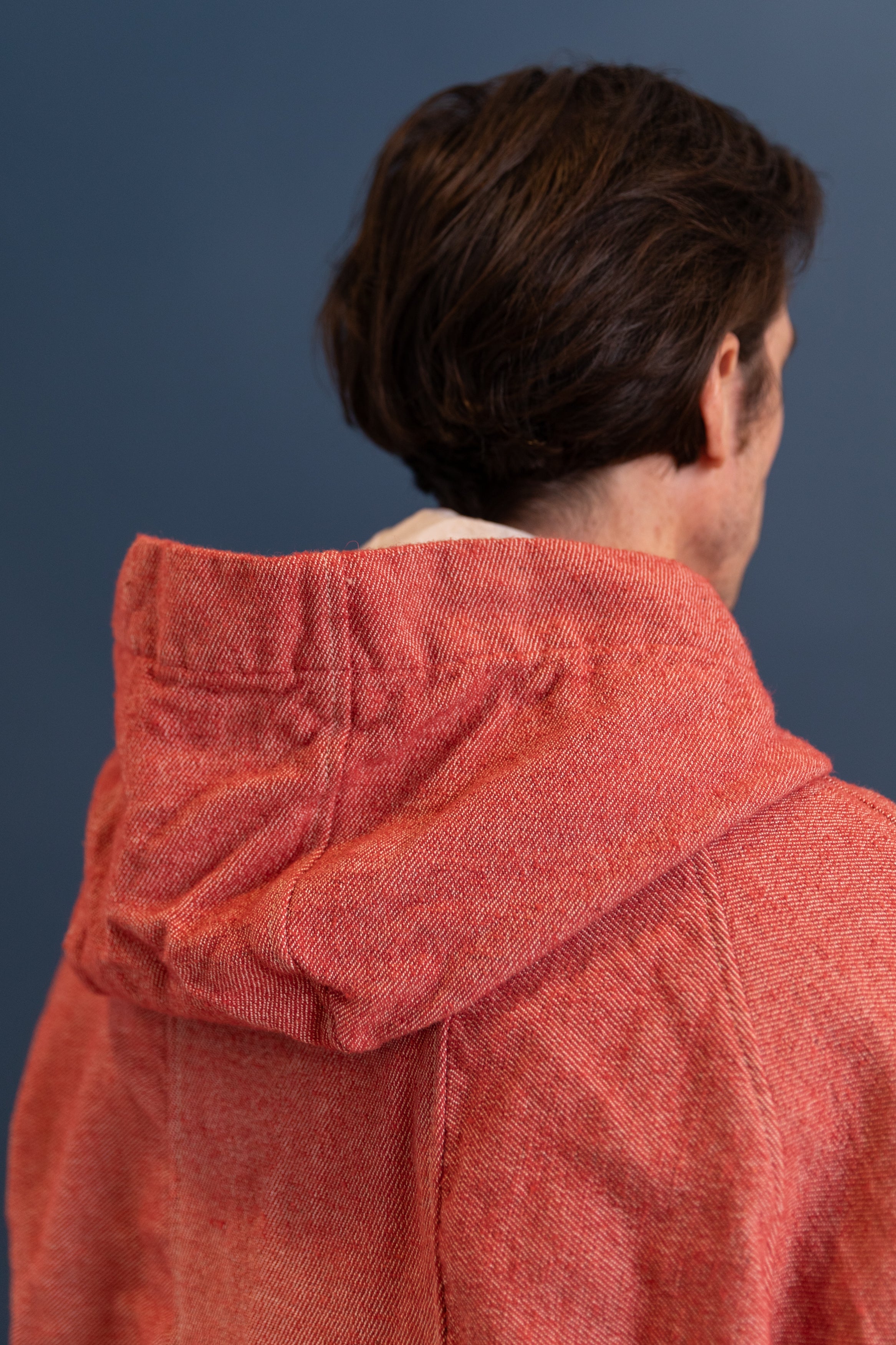 HOODED DRAFTING COAT IN RED WOOL CARPET TWILL
