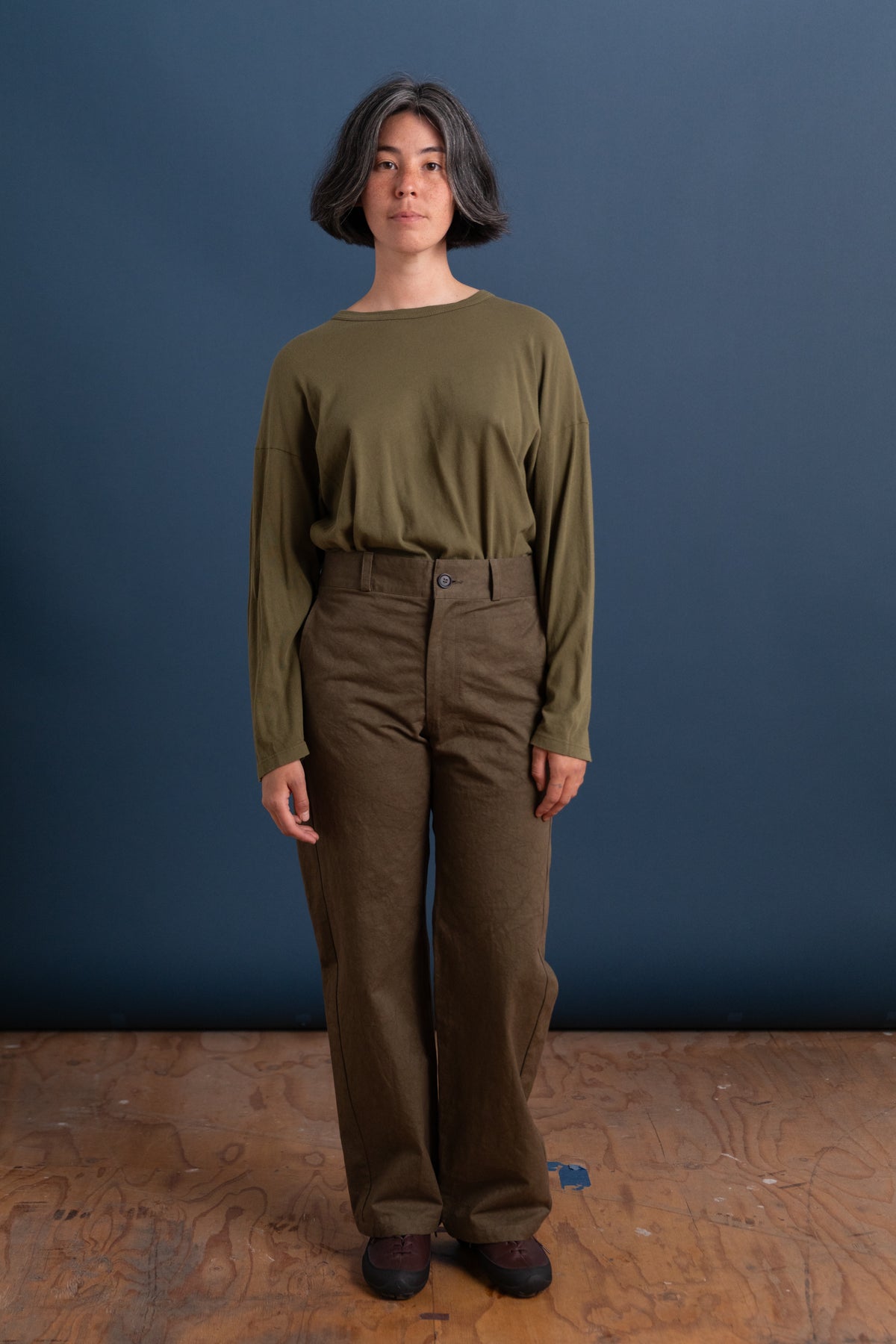 BACK CINCH FITTED PANTS IN DENSE WEAVE COTTON KHAKI