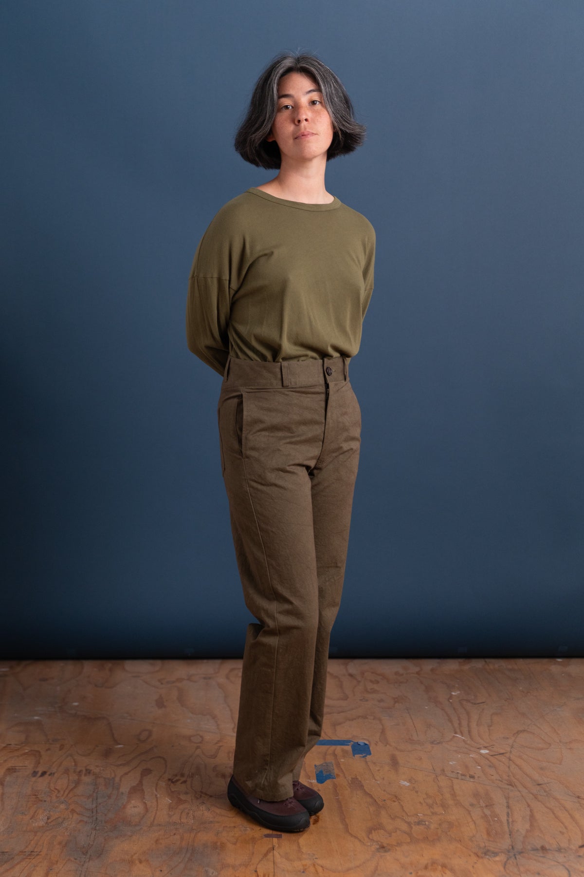 BACK CINCH FITTED PANTS IN DENSE WEAVE COTTON KHAKI
