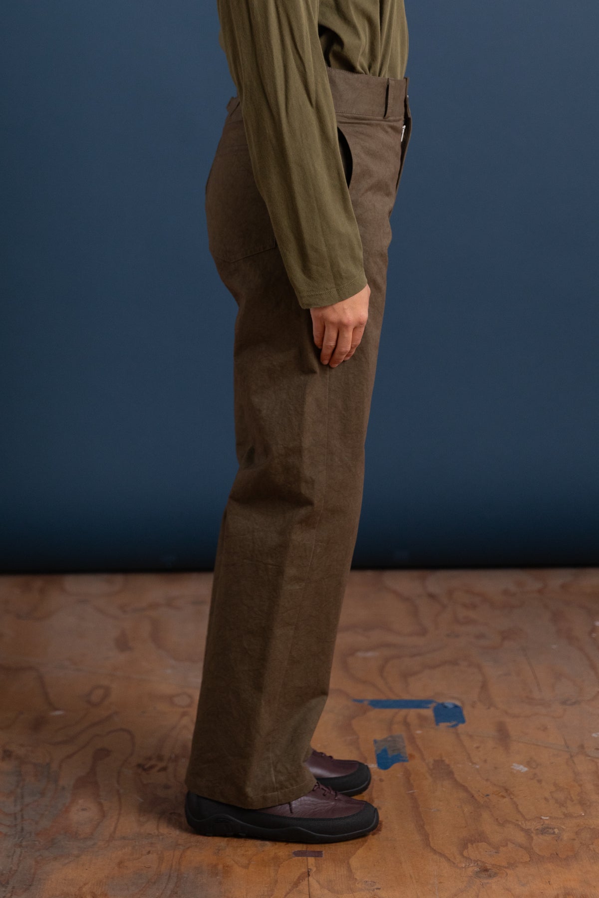 BACK CINCH FITTED PANTS IN DENSE WEAVE COTTON KHAKI