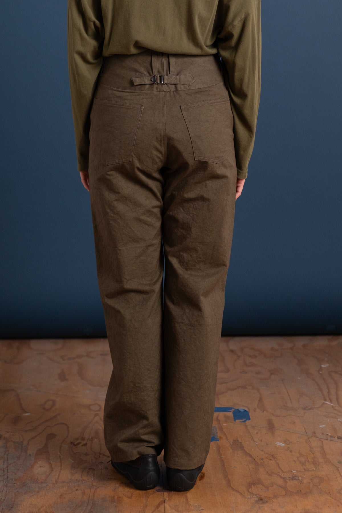 BACK CINCH FITTED PANTS IN DENSE WEAVE COTTON KHAKI