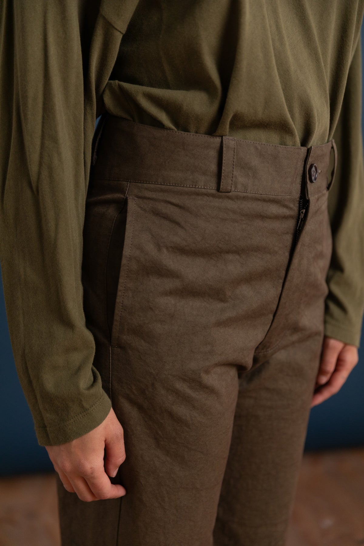 BACK CINCH FITTED PANTS IN DENSE WEAVE COTTON KHAKI