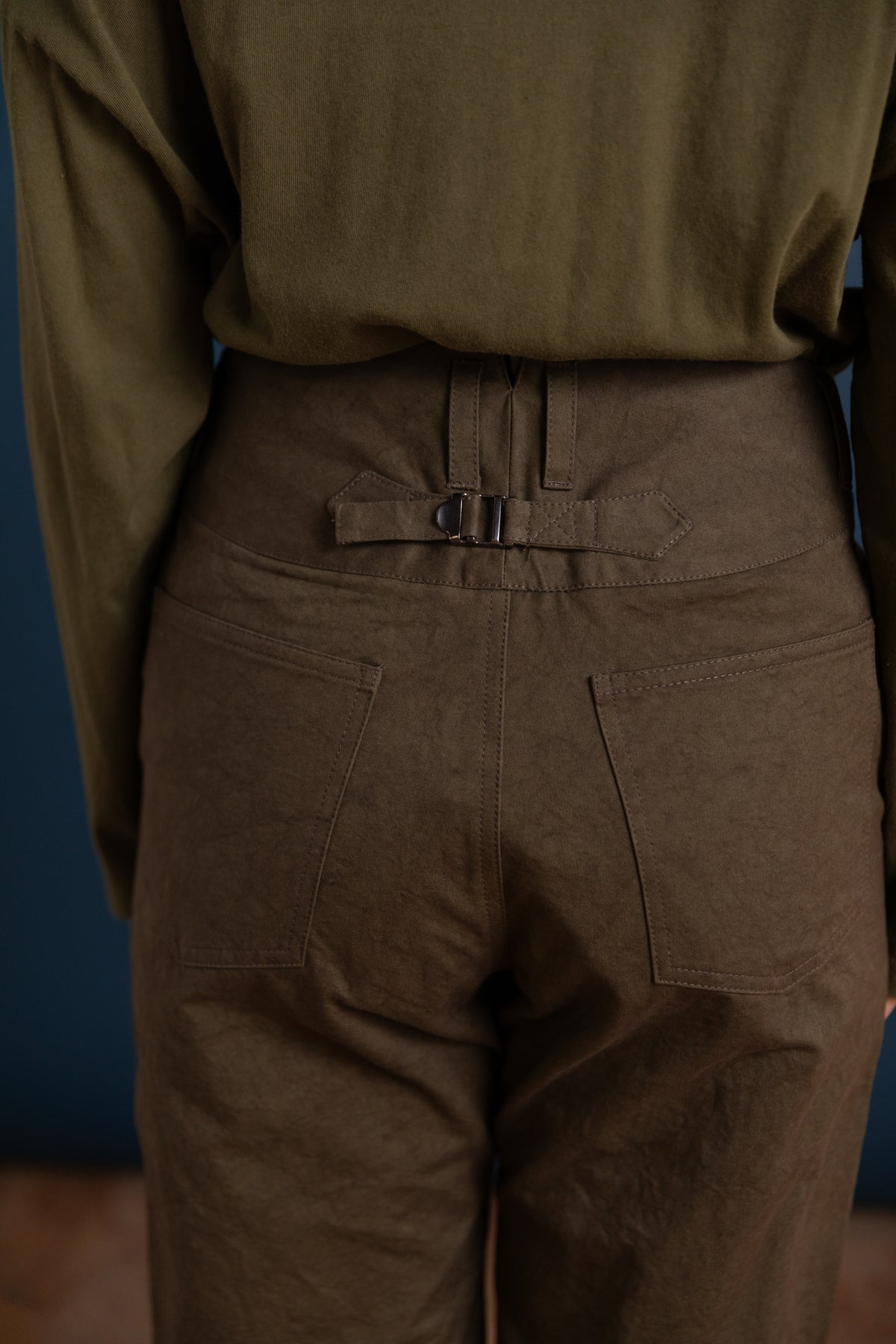 BACK CINCH FITTED PANTS IN DENSE WEAVE COTTON KHAKI