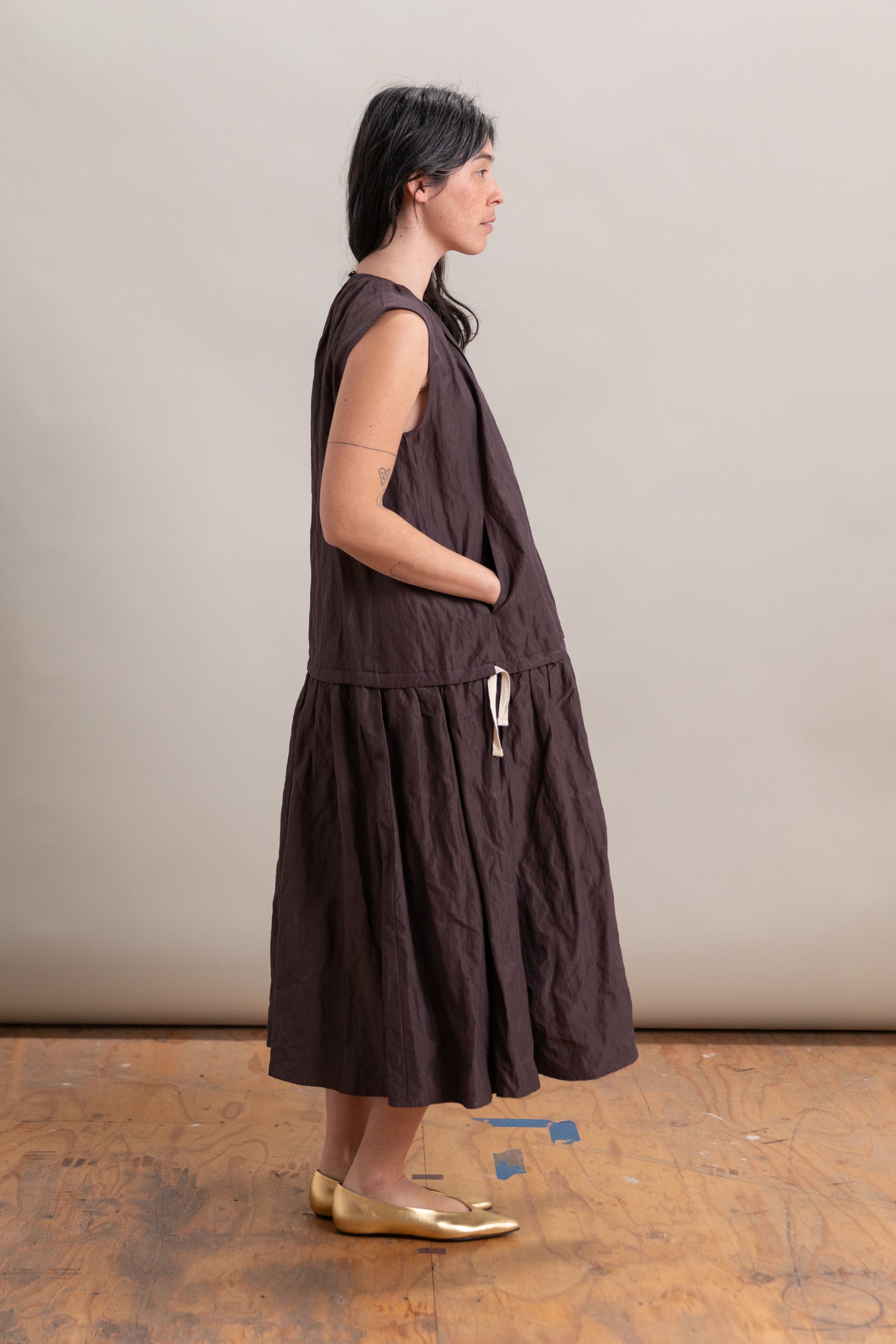FULL BODY GATHERED DRESS IN PRUNE NYLON METAL