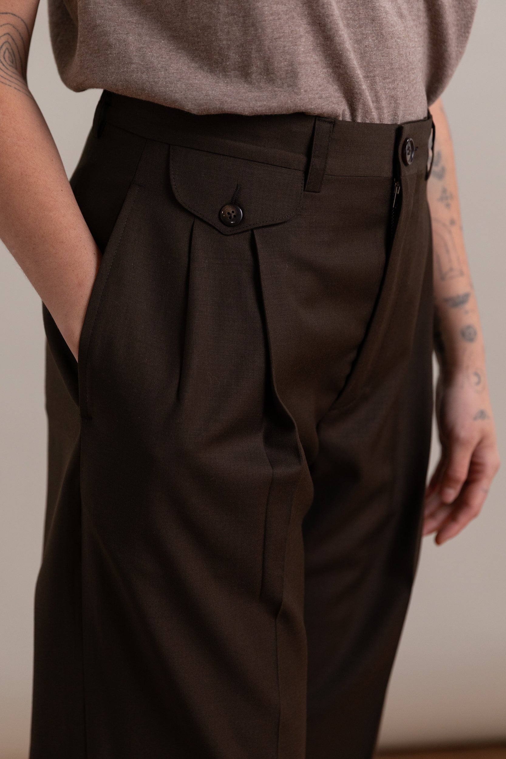 DOUBLE PLEATED TROUSER IN MOCHA MERINO WOOL
