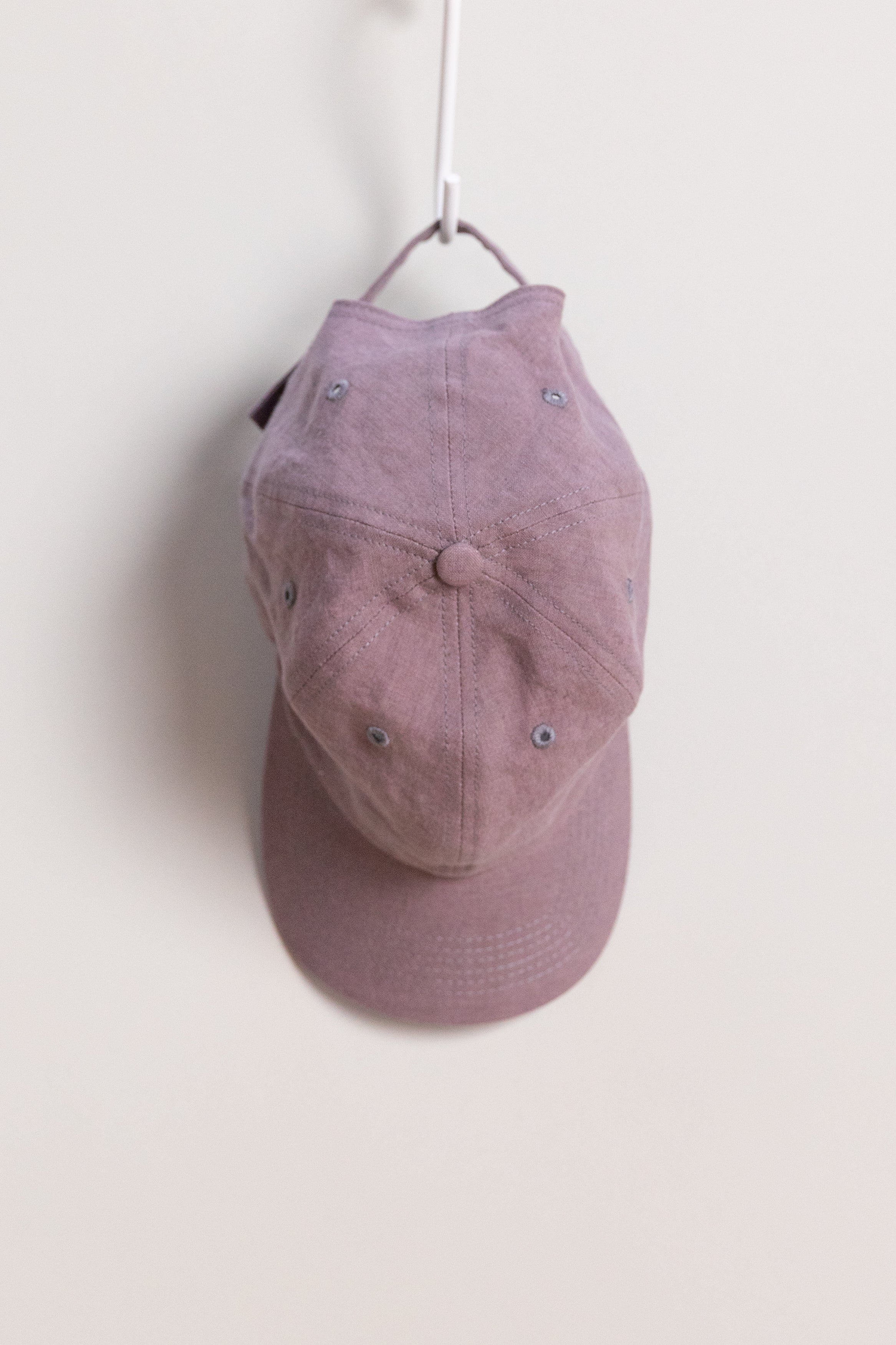 BALL CAP IN MAUVE LINEN