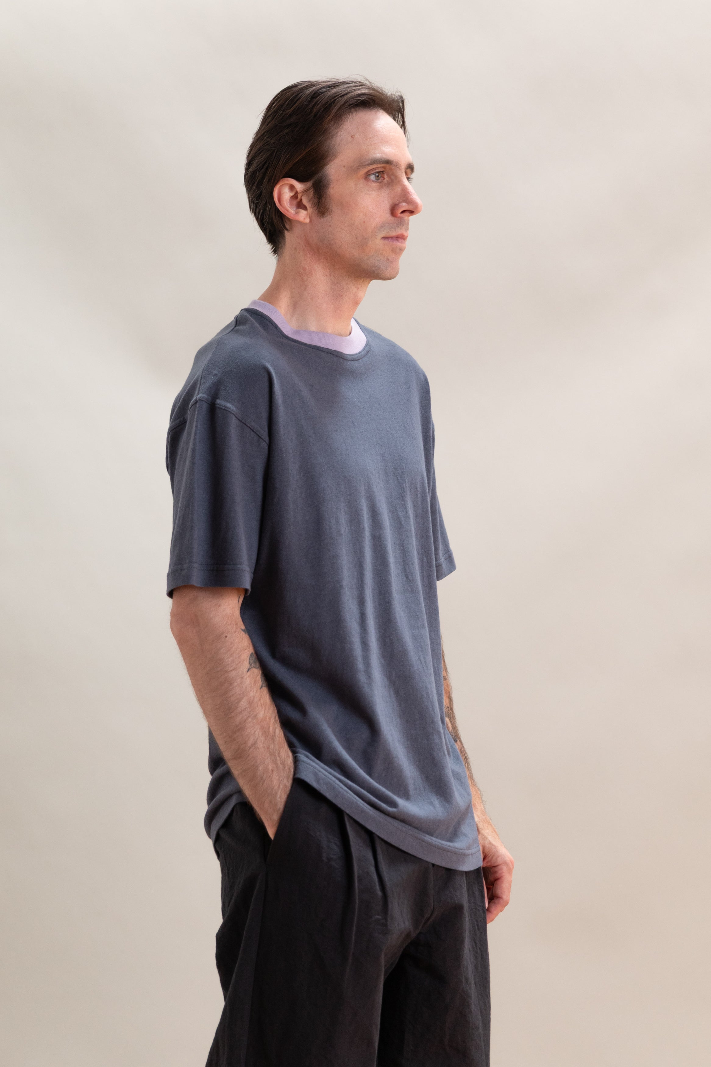 TEE IN SLATE AND LILAC COTTON/LINEN