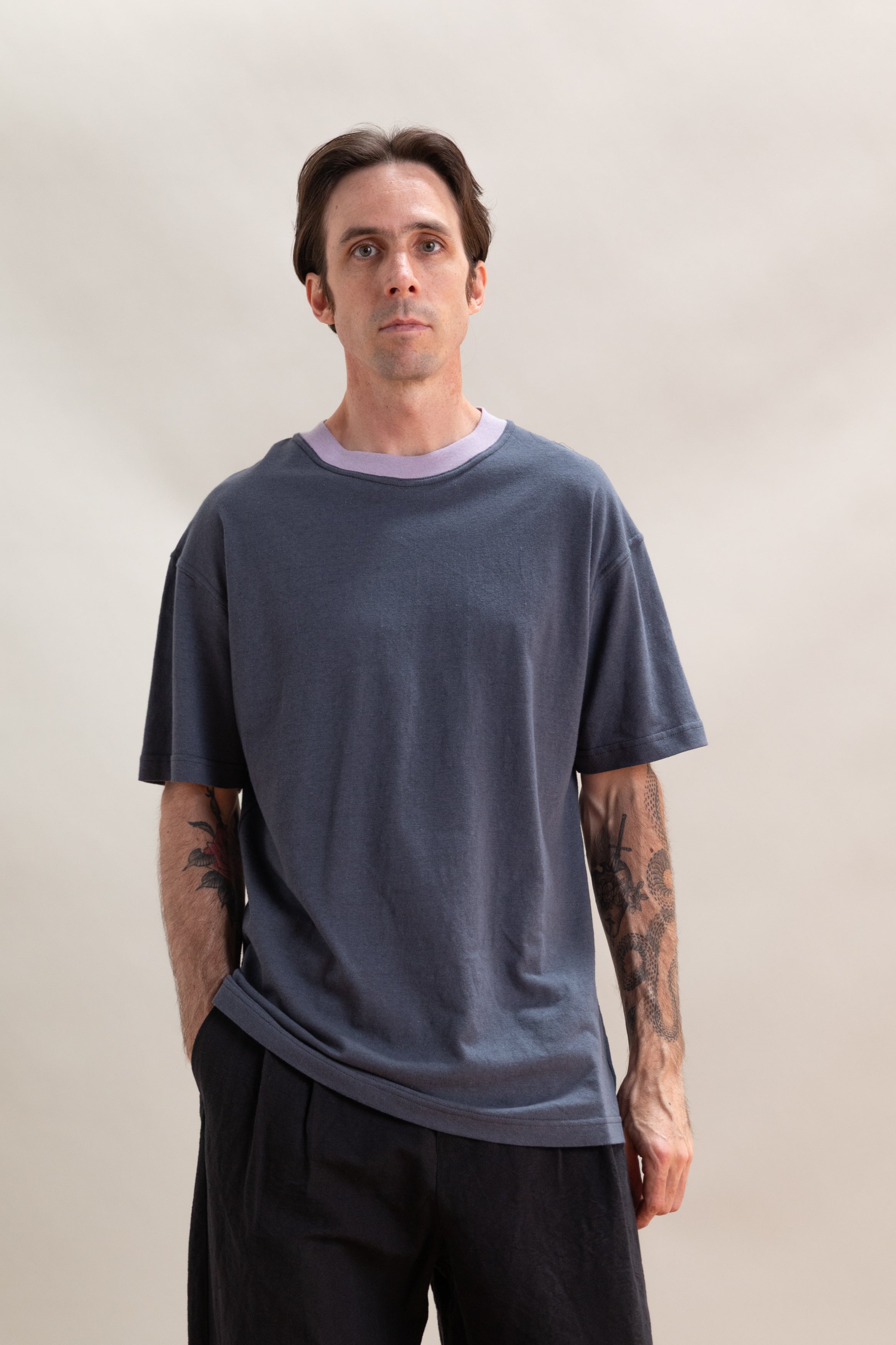 TEE IN SLATE AND LILAC COTTON/LINEN