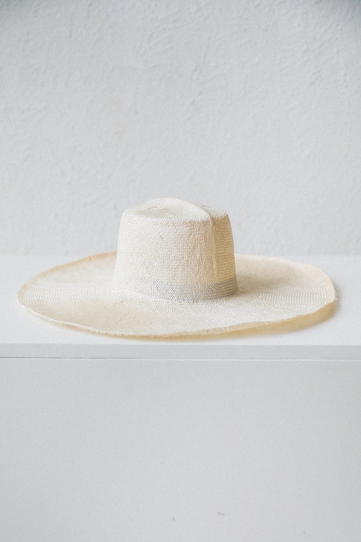 OPTIMO PACKABLE HAT IN NATURAL