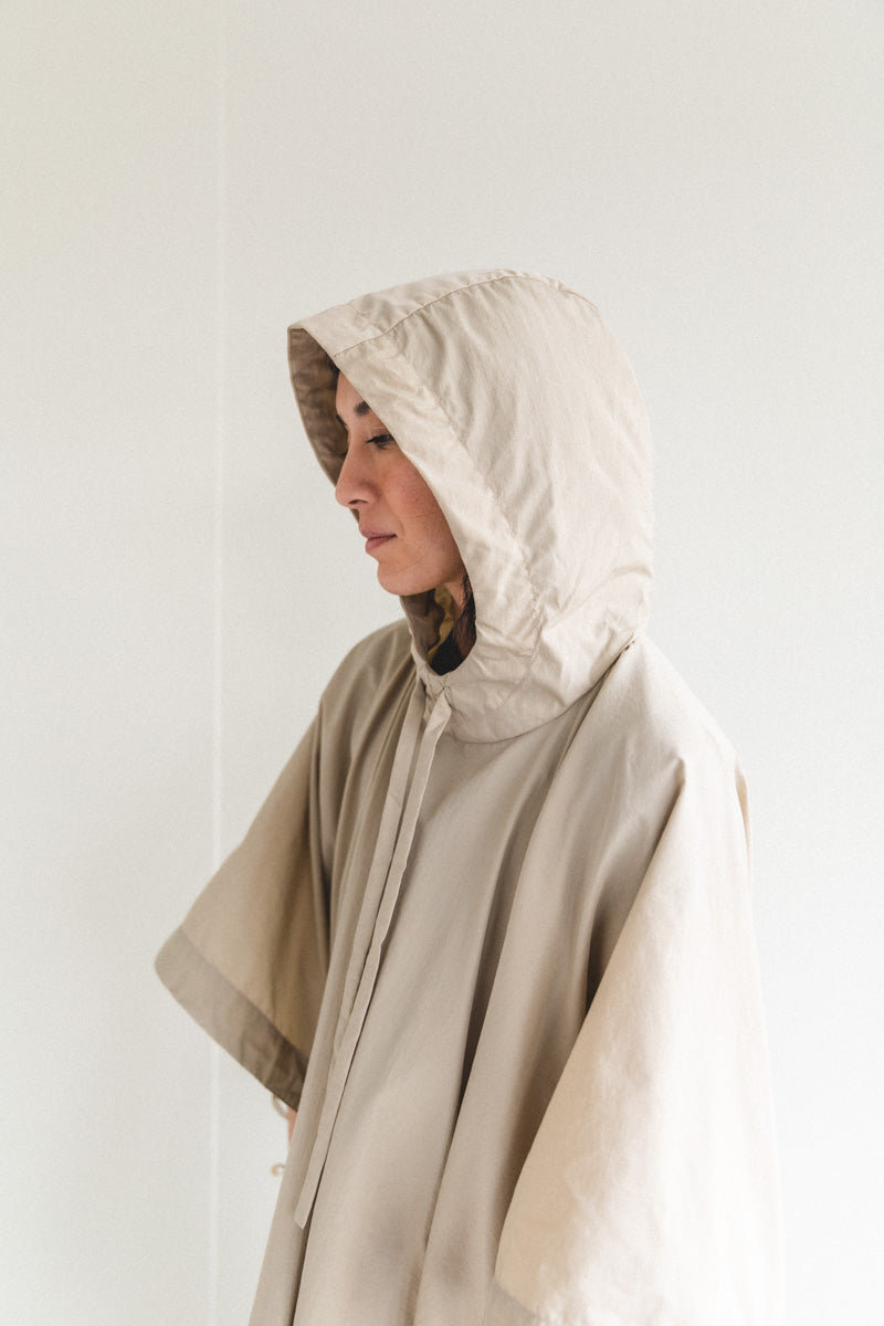 SHORT PONCHO IN BEIGE LIGHT TECH