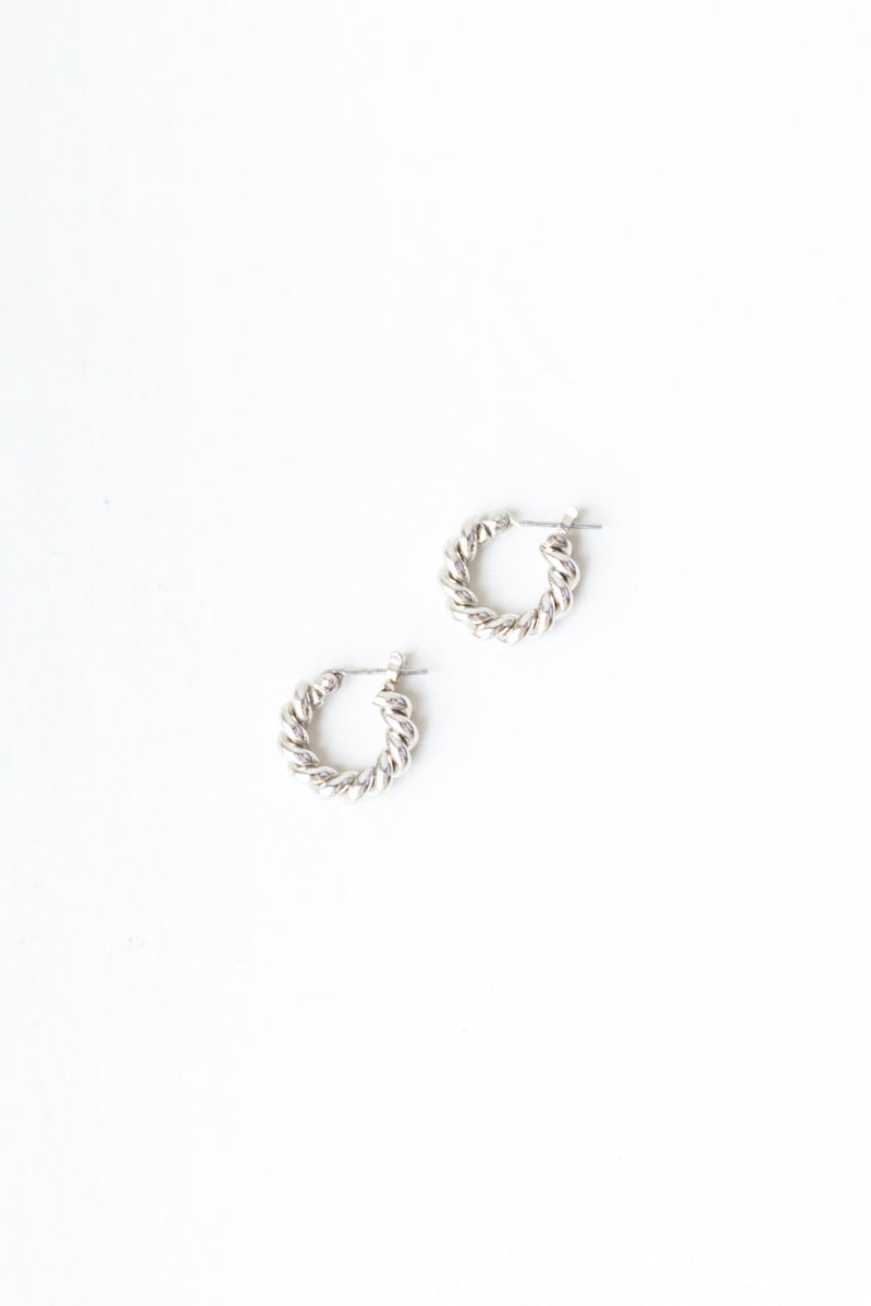 MINI TWIST HOOPS IN SILVER