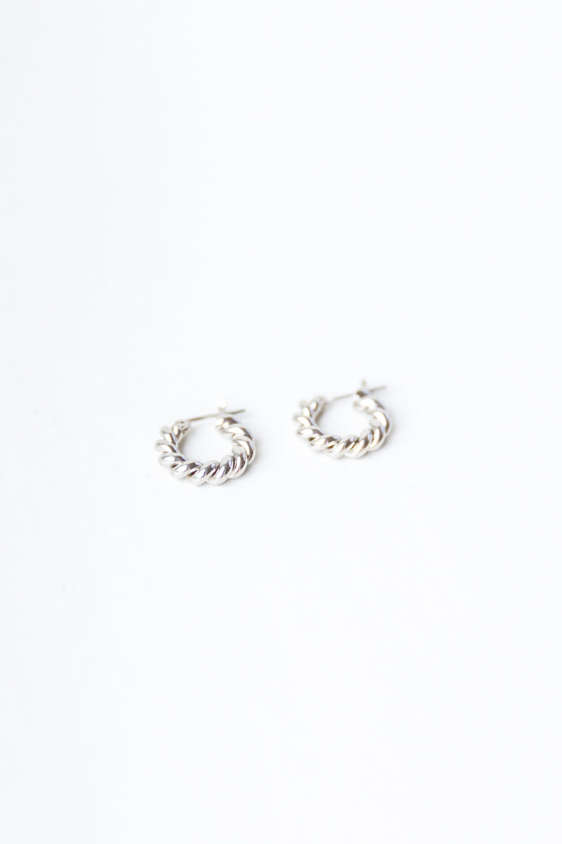 MINI TWIST HOOPS IN SILVER