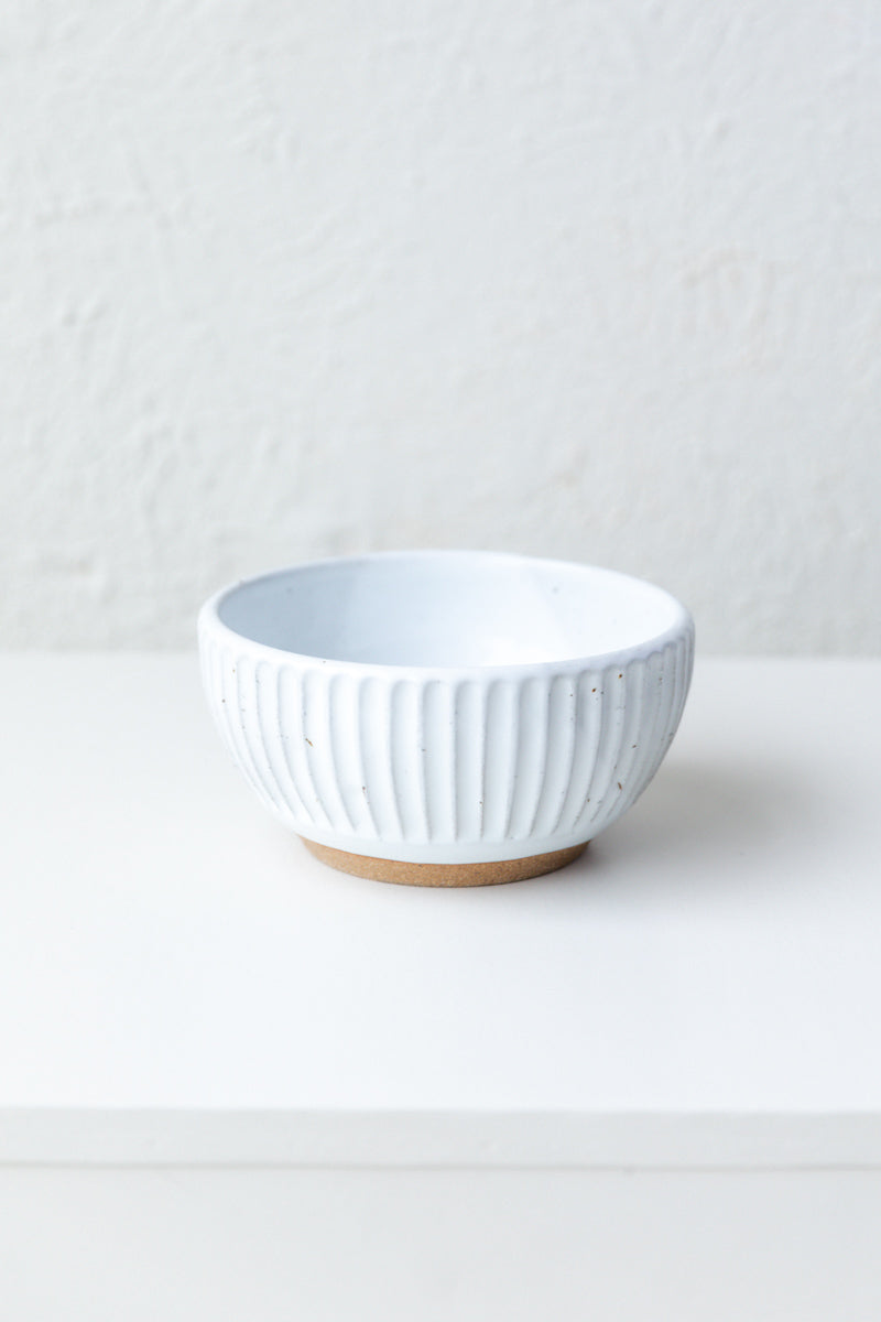 SHALLOW BOWL IN GLOSSY WHITE GLAZE