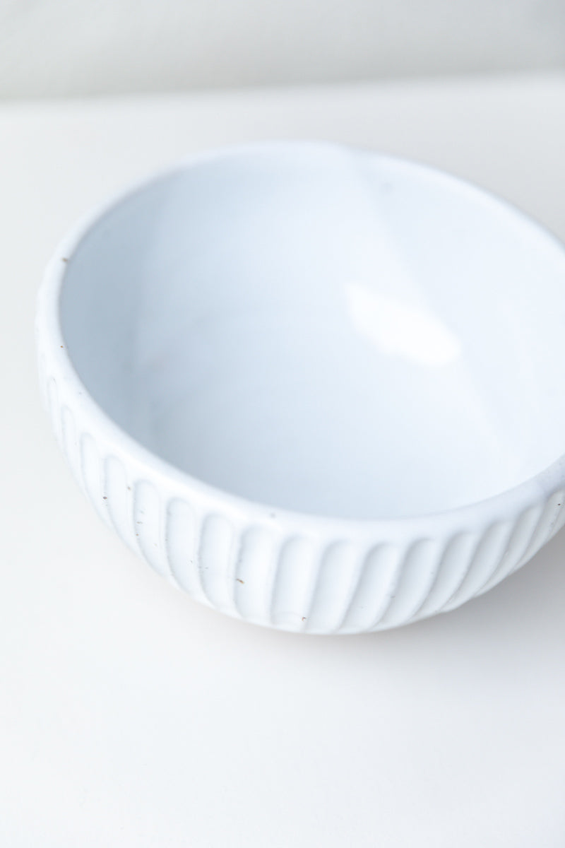 SHALLOW BOWL IN GLOSSY WHITE GLAZE