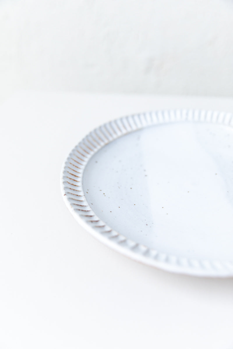 FLUTED DINNER PLATE IN GLOSSY WHITE GLAZE