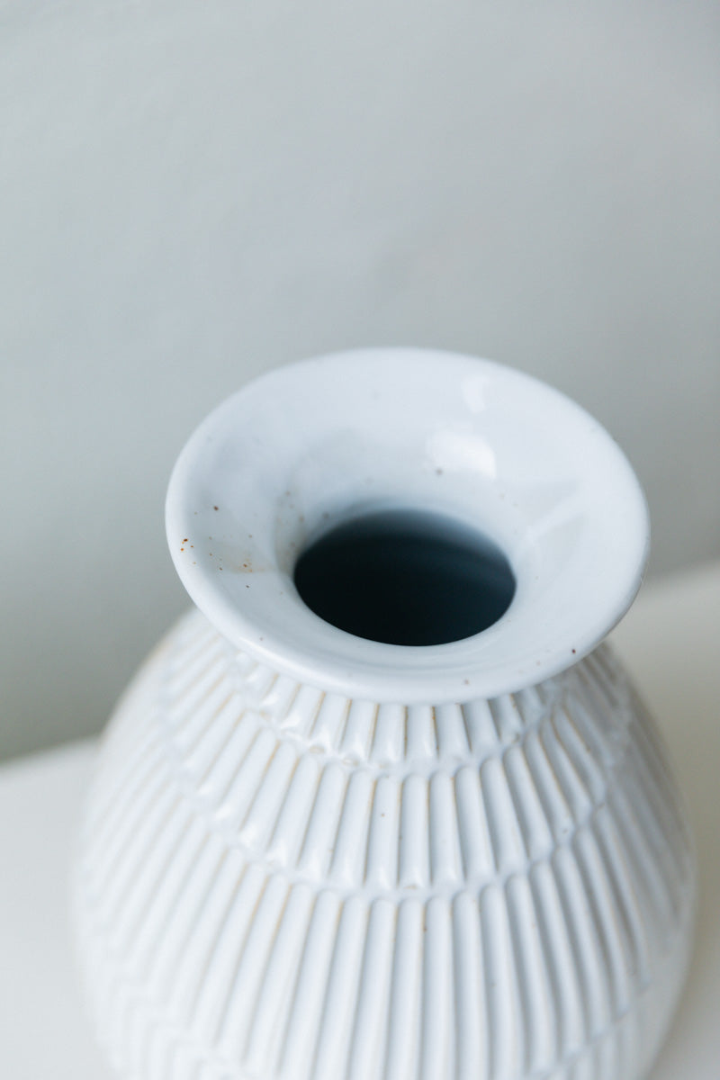 HANA VASE IN GLOSSY WHITE