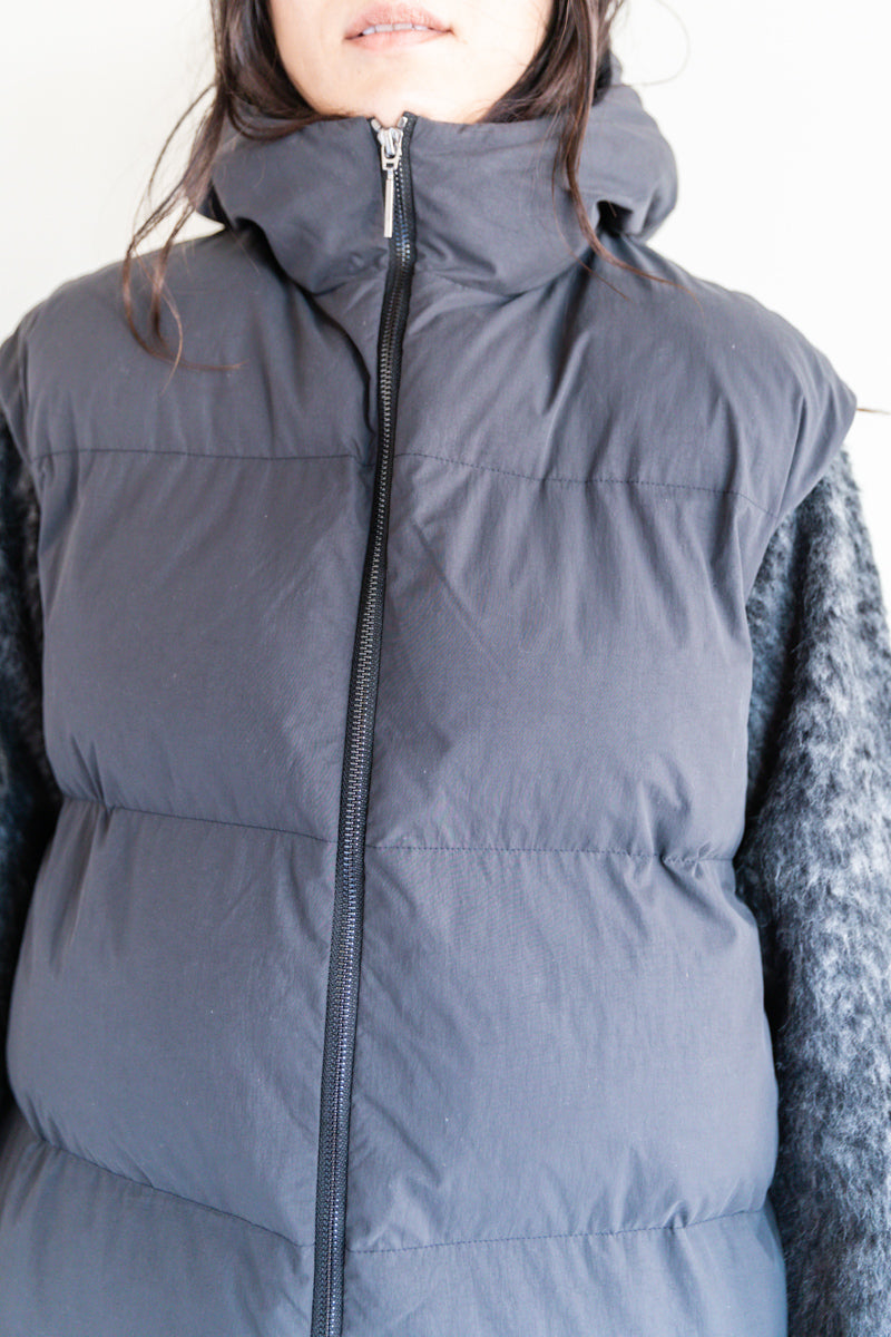 HAZAN PADDED VEST IN BLACK