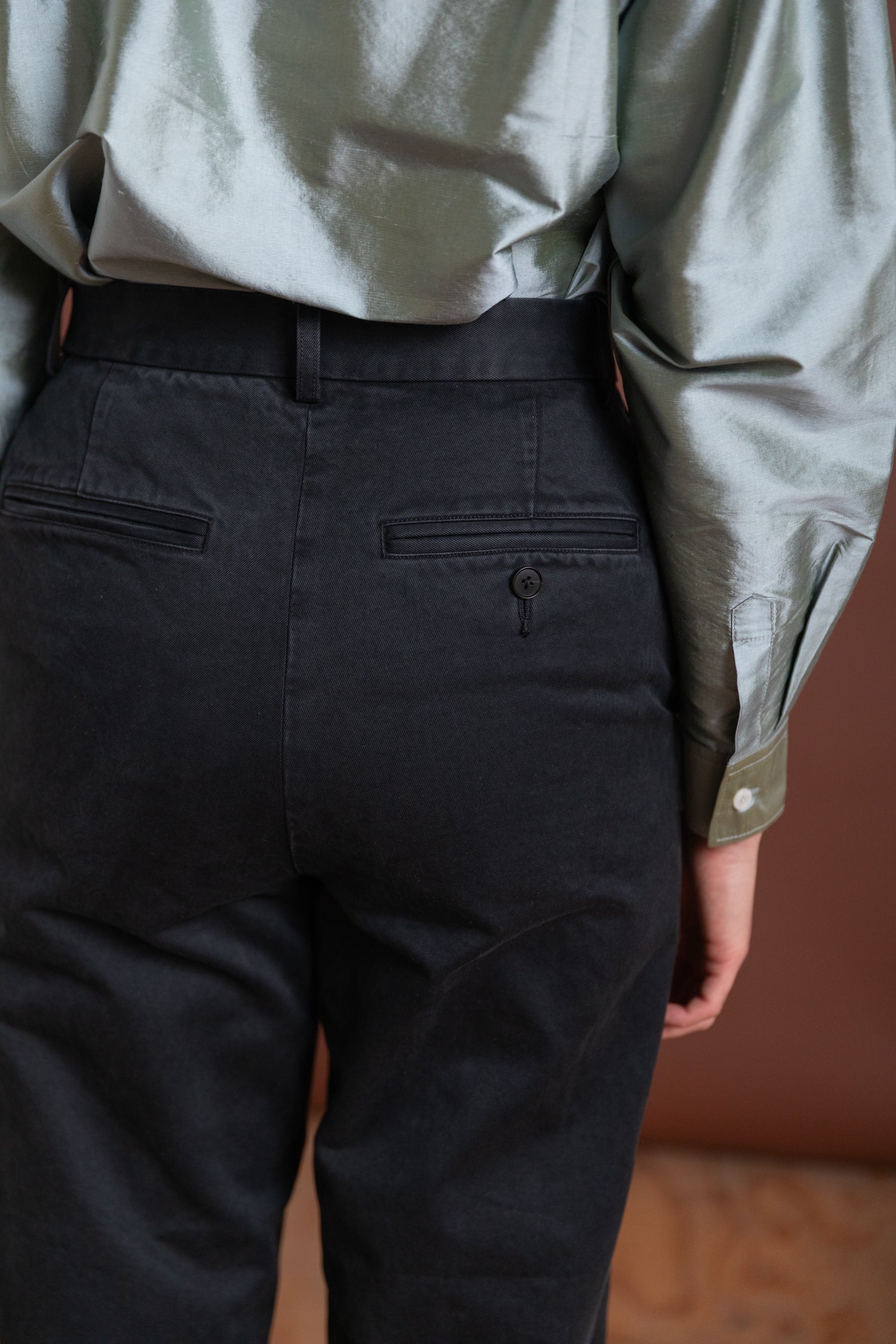 PRODUCT DYED FINX CHINO NARROW PANTS IN BLACK