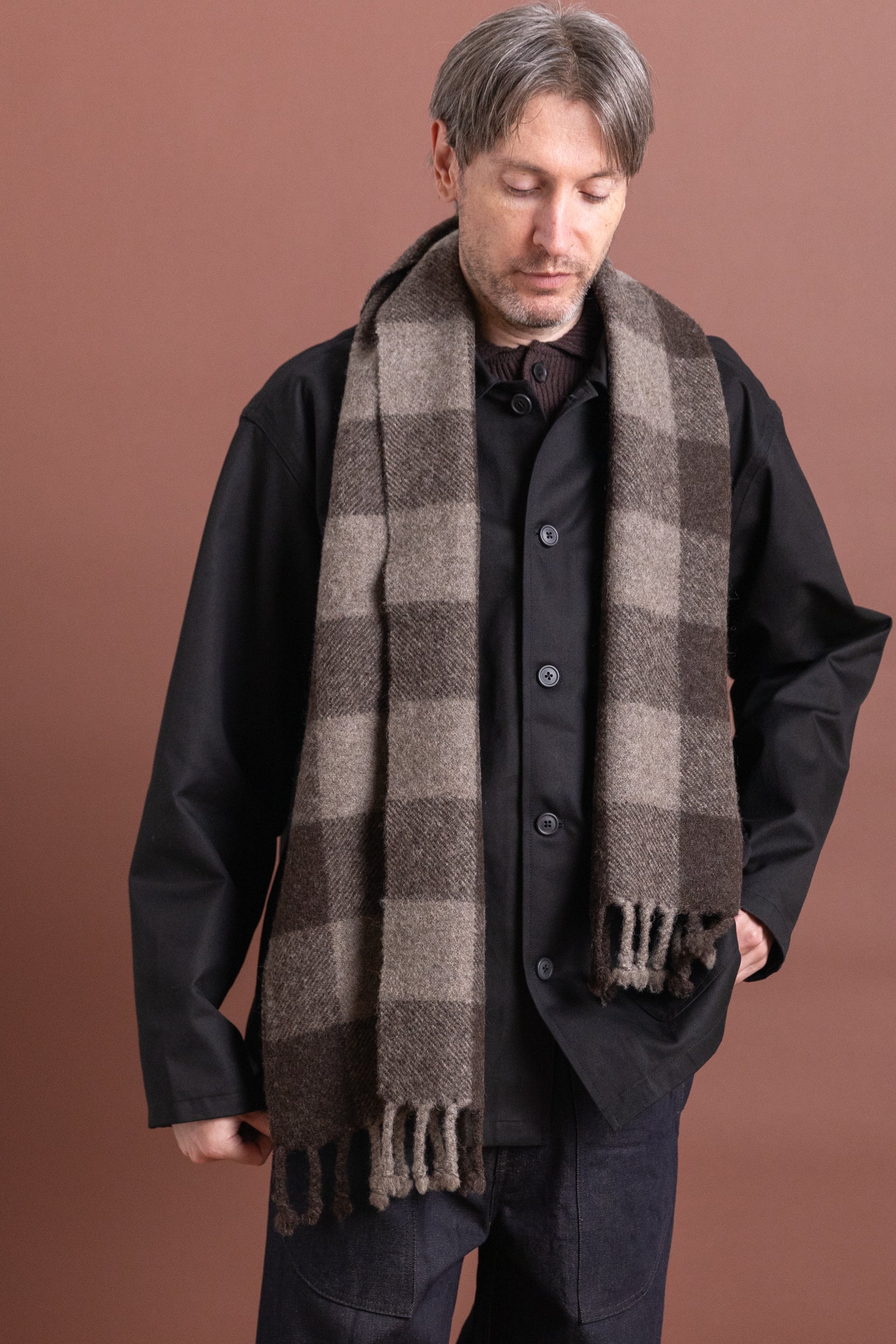 FELTED BLANKET SCARF IN SHEEP'S BLACK BROAD CHECK