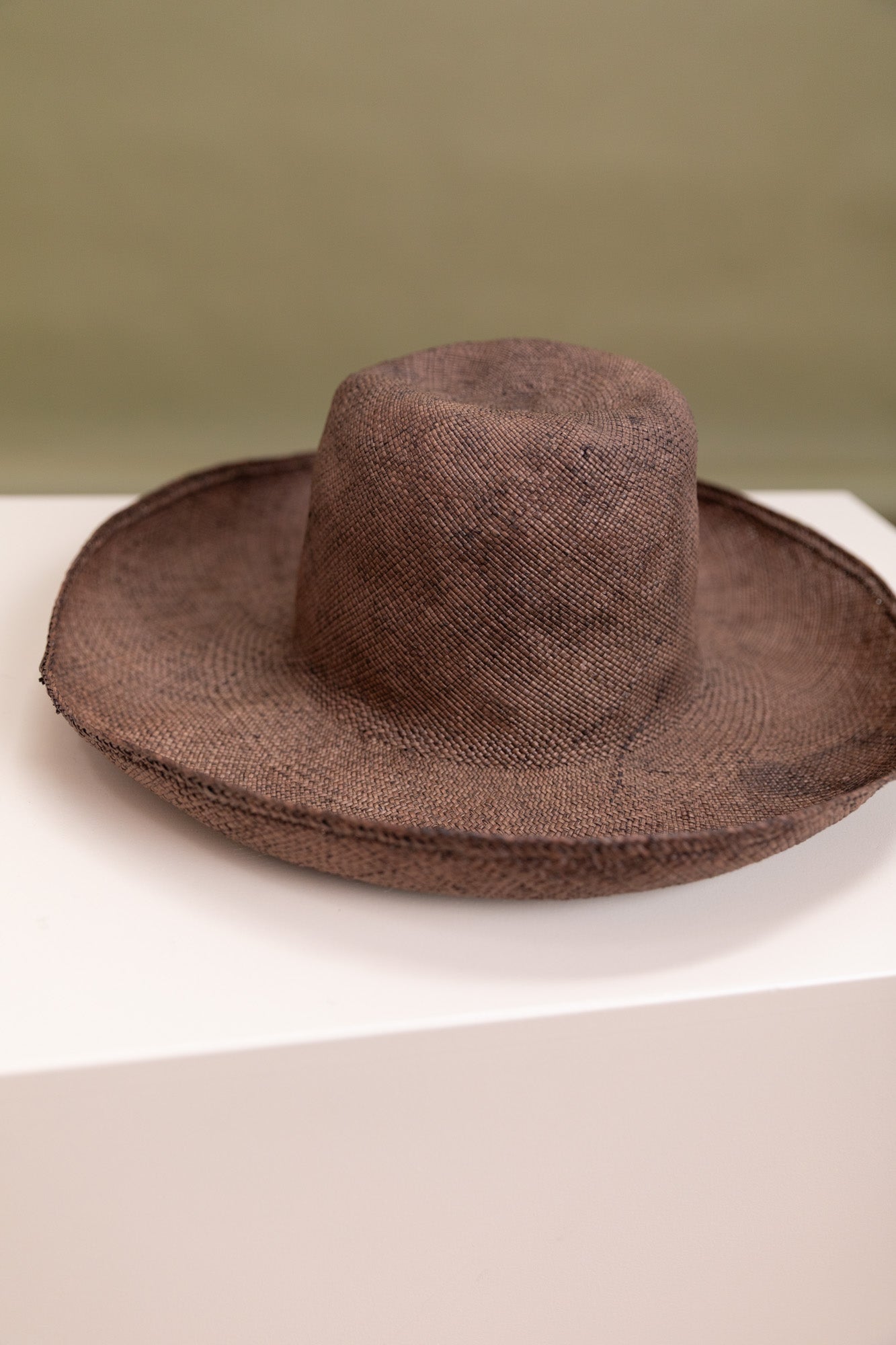 THE LOUNGE HAT IN WALNUT DYED PANAMA STRAW