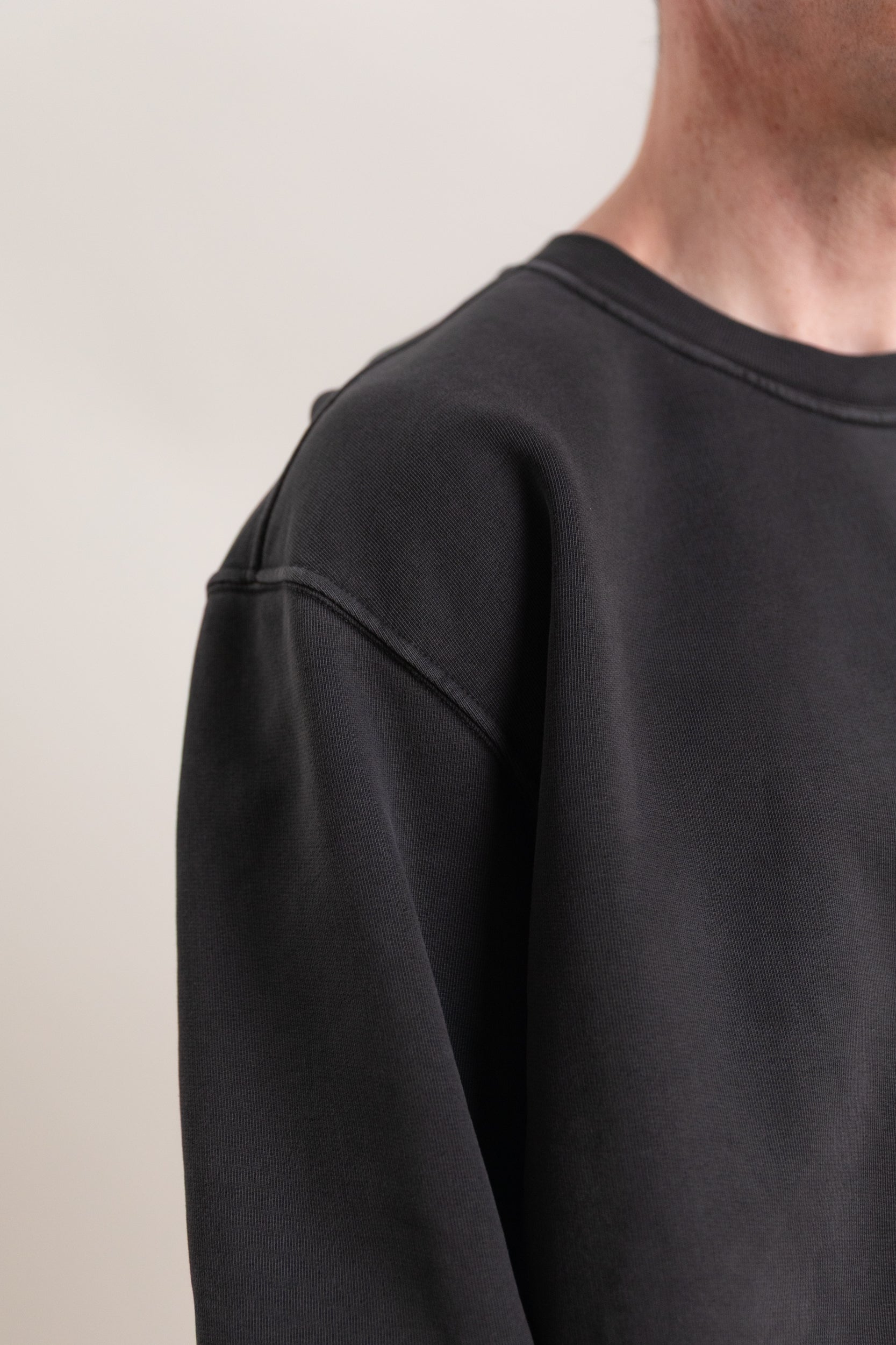 MINI CREWNECK IN PIGMENT CHARCOAL