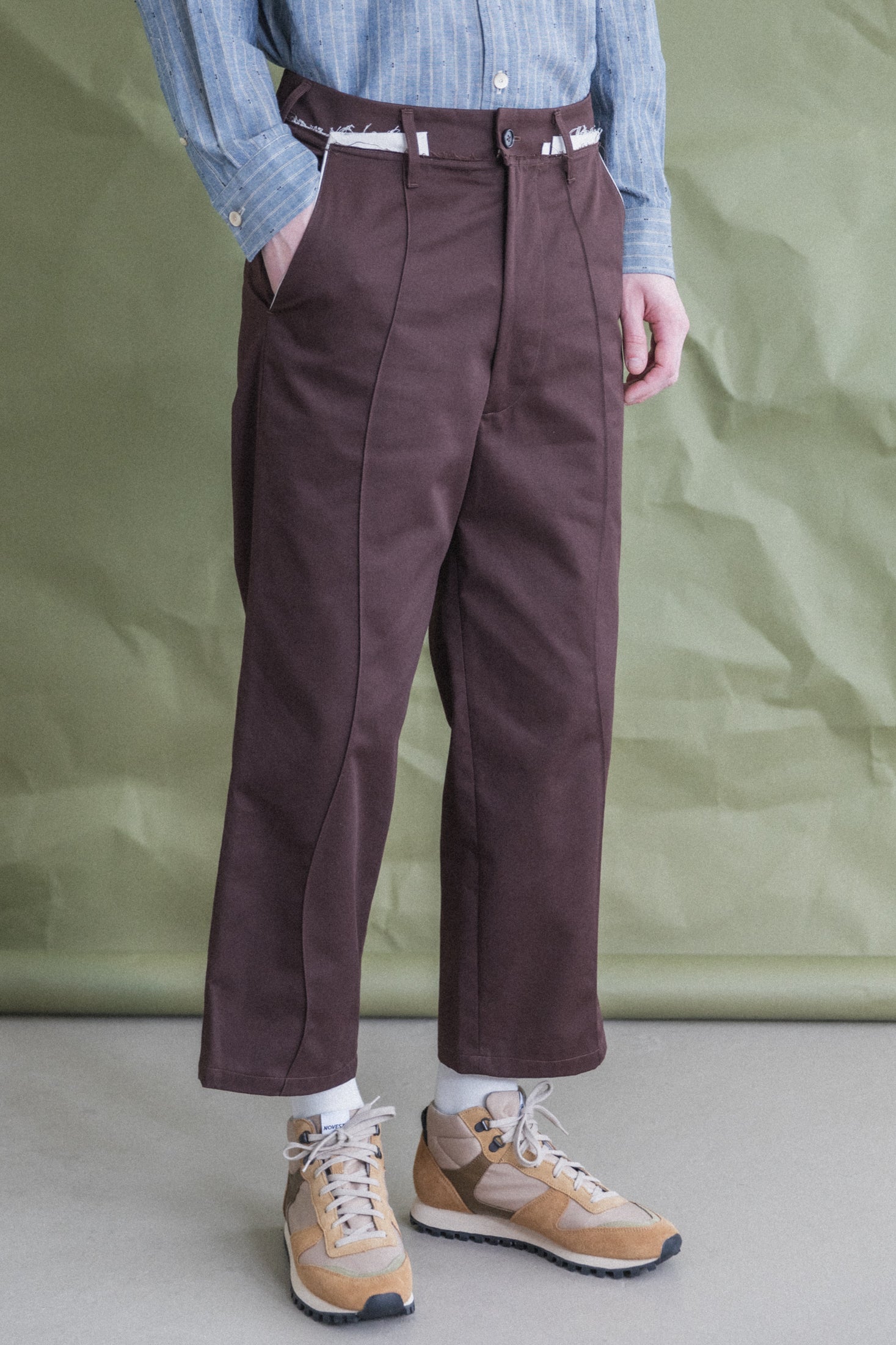 SLACK PANTS IN BROWN