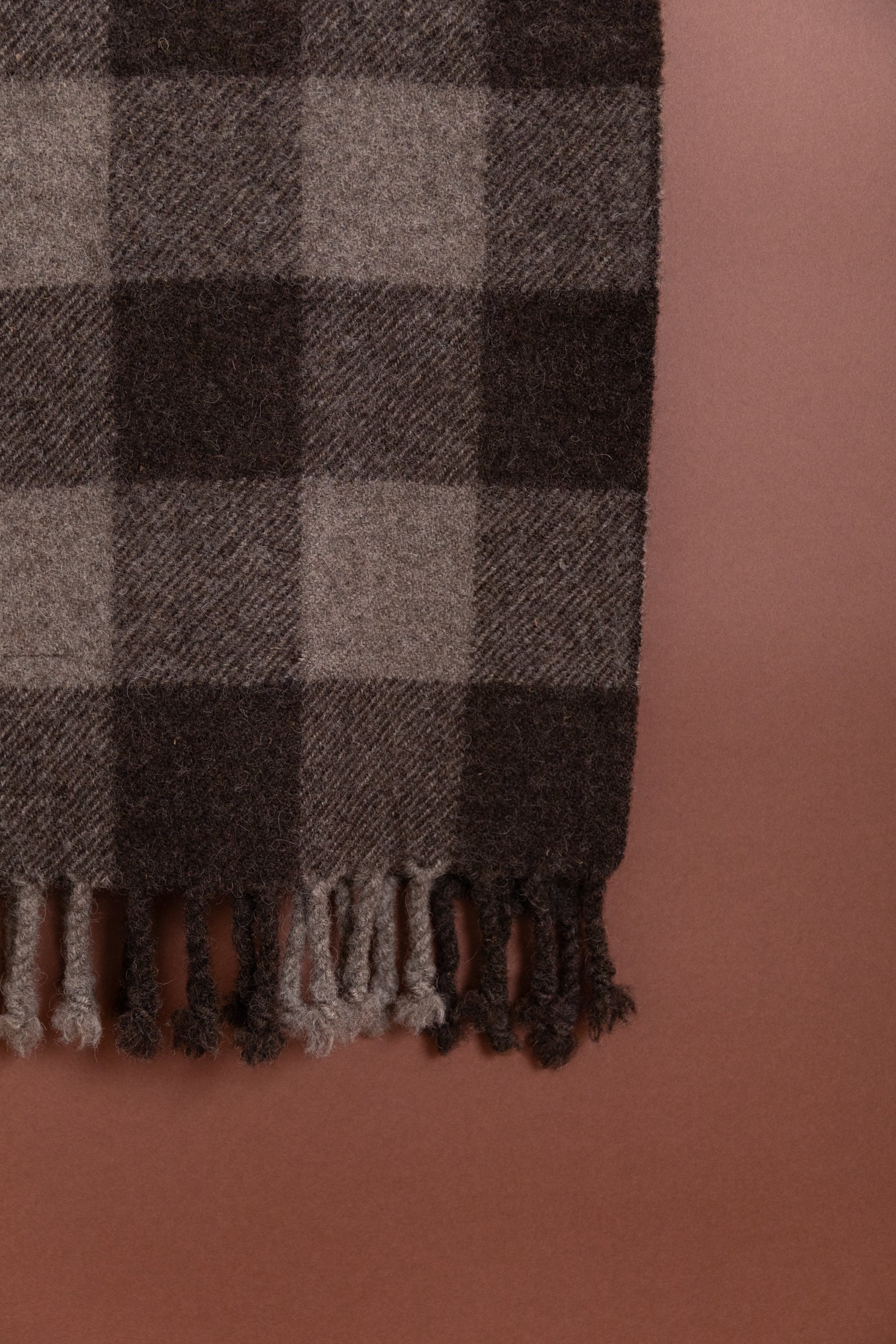 FELTED BLANKET SCARF IN SHEEP'S BLACK BROAD CHECK