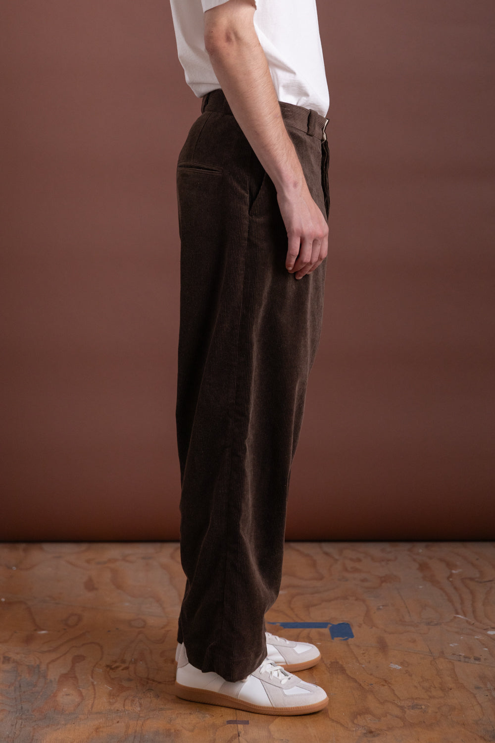 FLAT FRONT PANTS IN BROWN SUMI INK CORDUROY