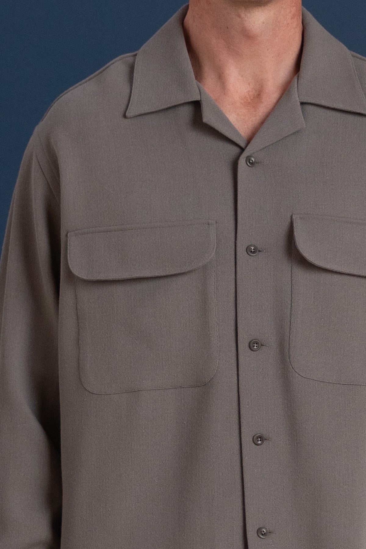 OPEN COLLAR SHIRT IN OLIVE GREY WOOL