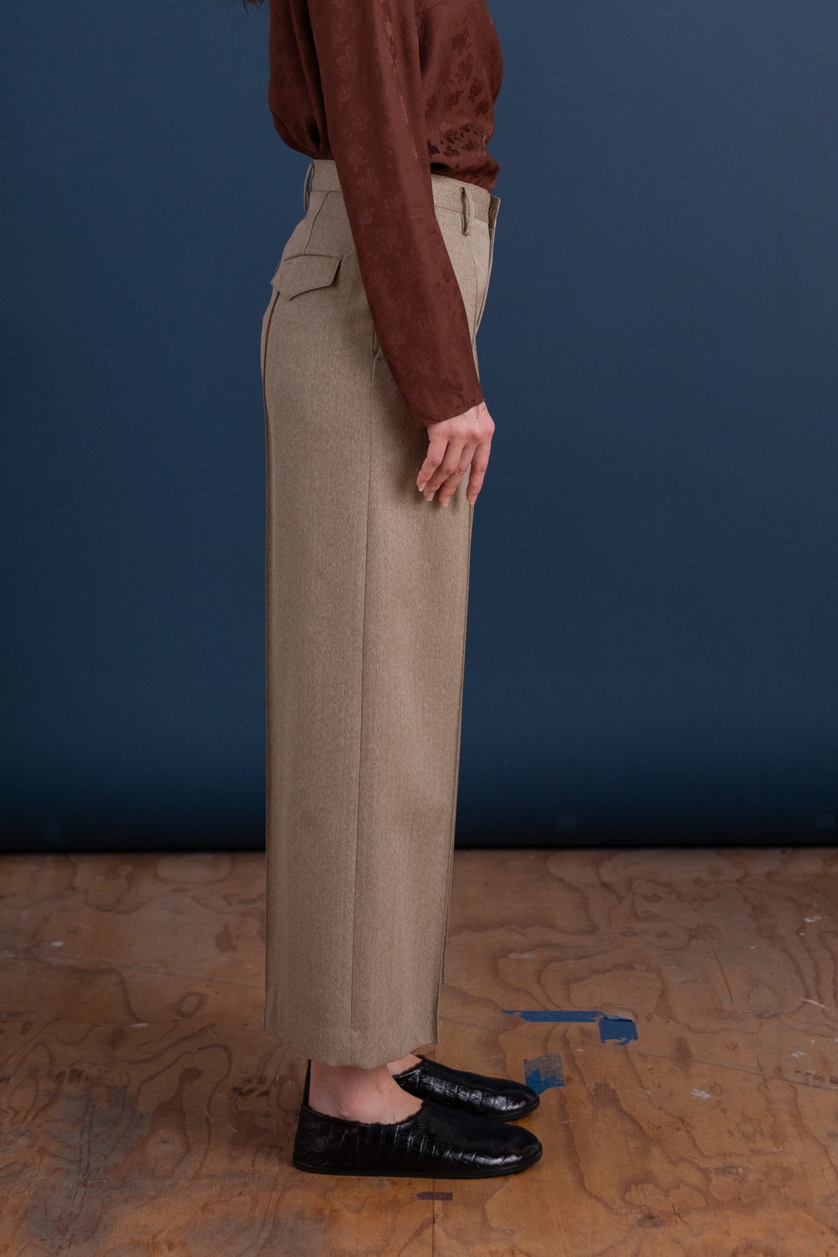 ONE-TUCK BAGGY TROUSERS IN BEIGE WOOL MOHAIR