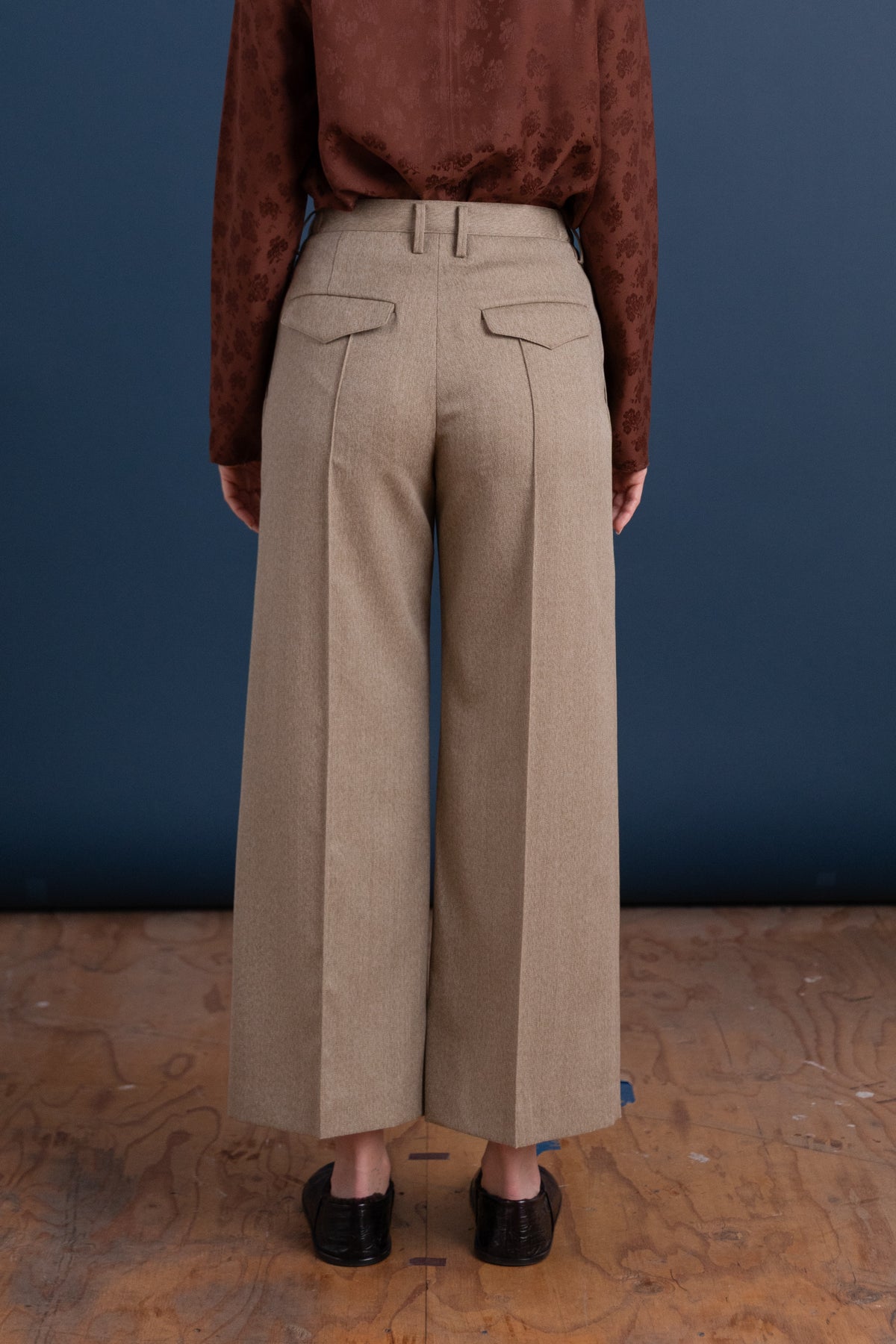 ONE-TUCK BAGGY TROUSERS IN BEIGE WOOL MOHAIR