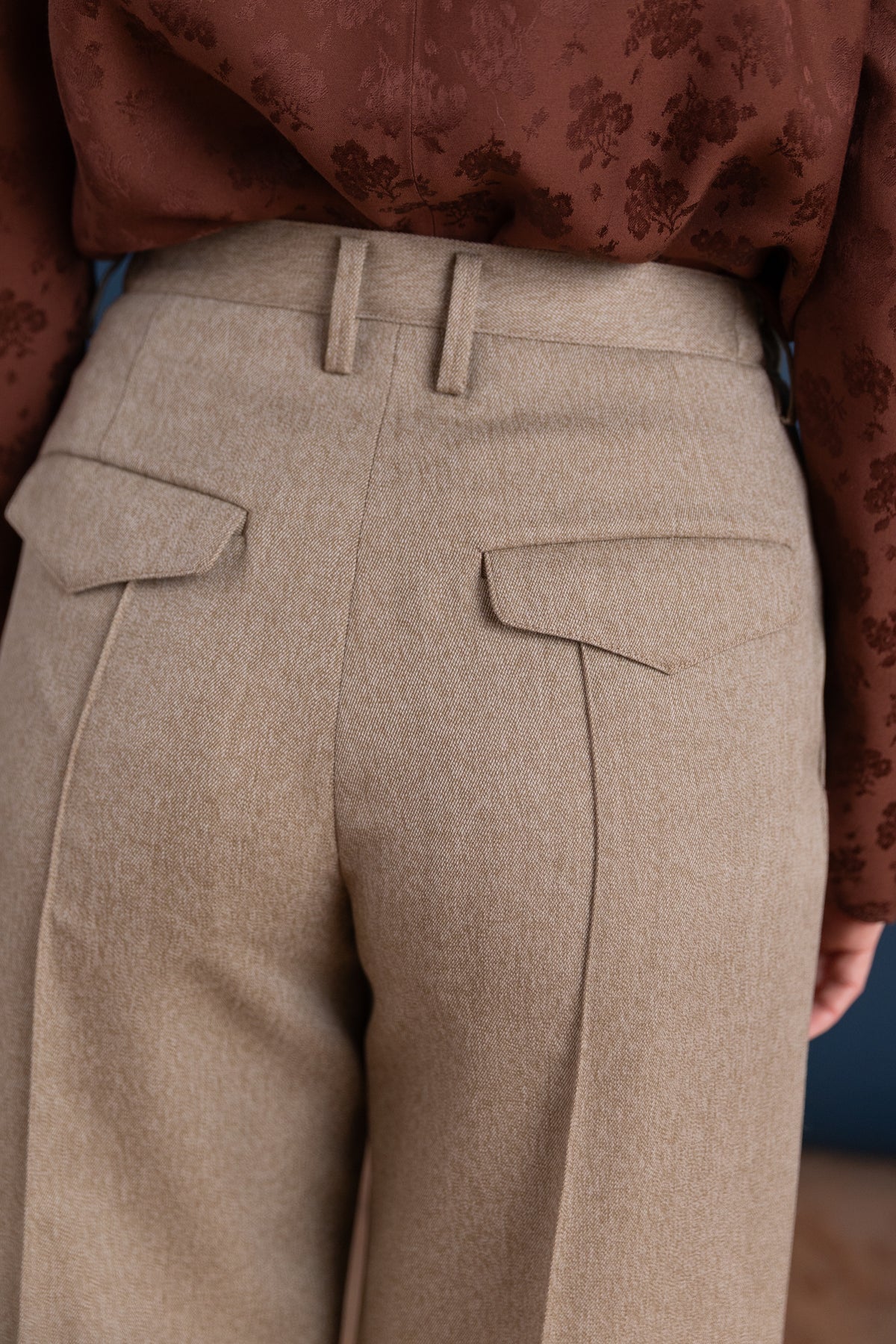ONE-TUCK BAGGY TROUSERS IN BEIGE WOOL MOHAIR