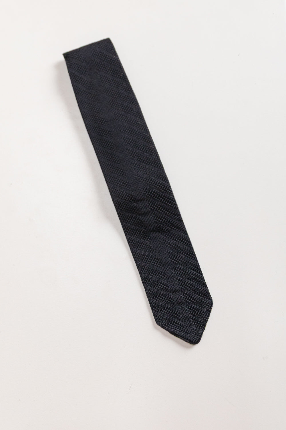 FORMAL TIE IN BLACK KNIT STRIPE