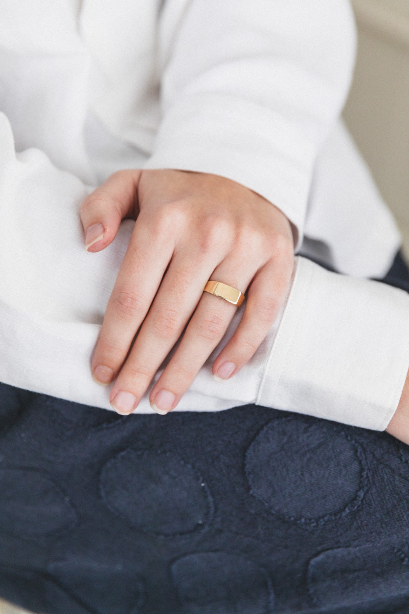 NIKO SIGNET RING IN GOLD