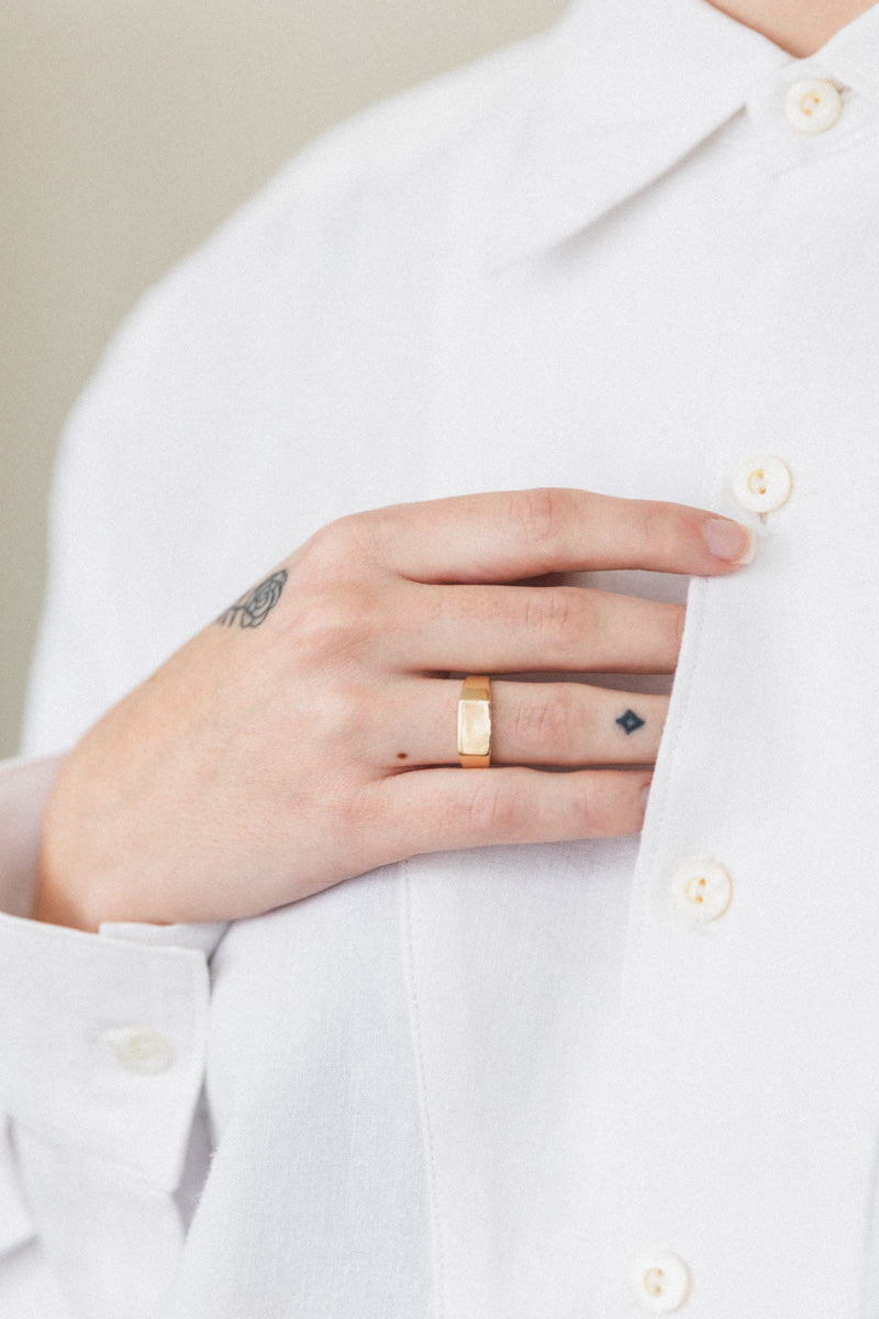 NIKO SIGNET RING IN GOLD