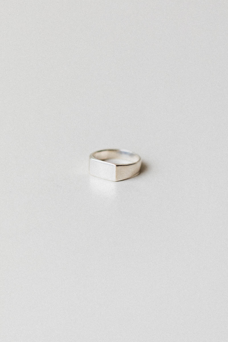 NIKO SIGNET RING IN SILVER