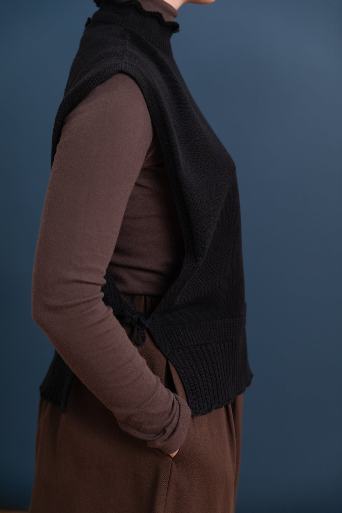COTTON CASHMERE VEST IN BLACK