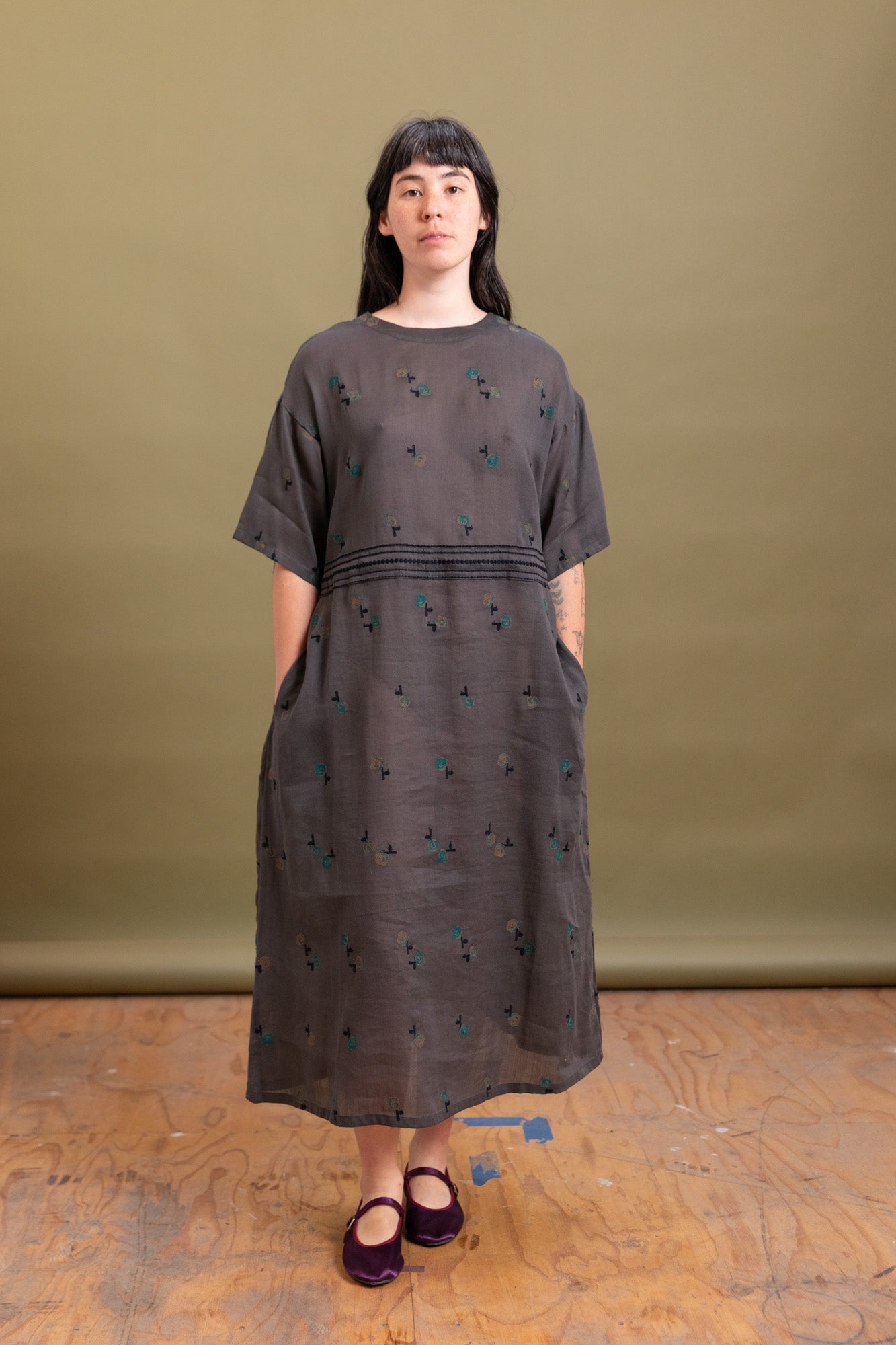 EMBROIDERY DRESS IN CHARCOAL COTTON/RAMIE