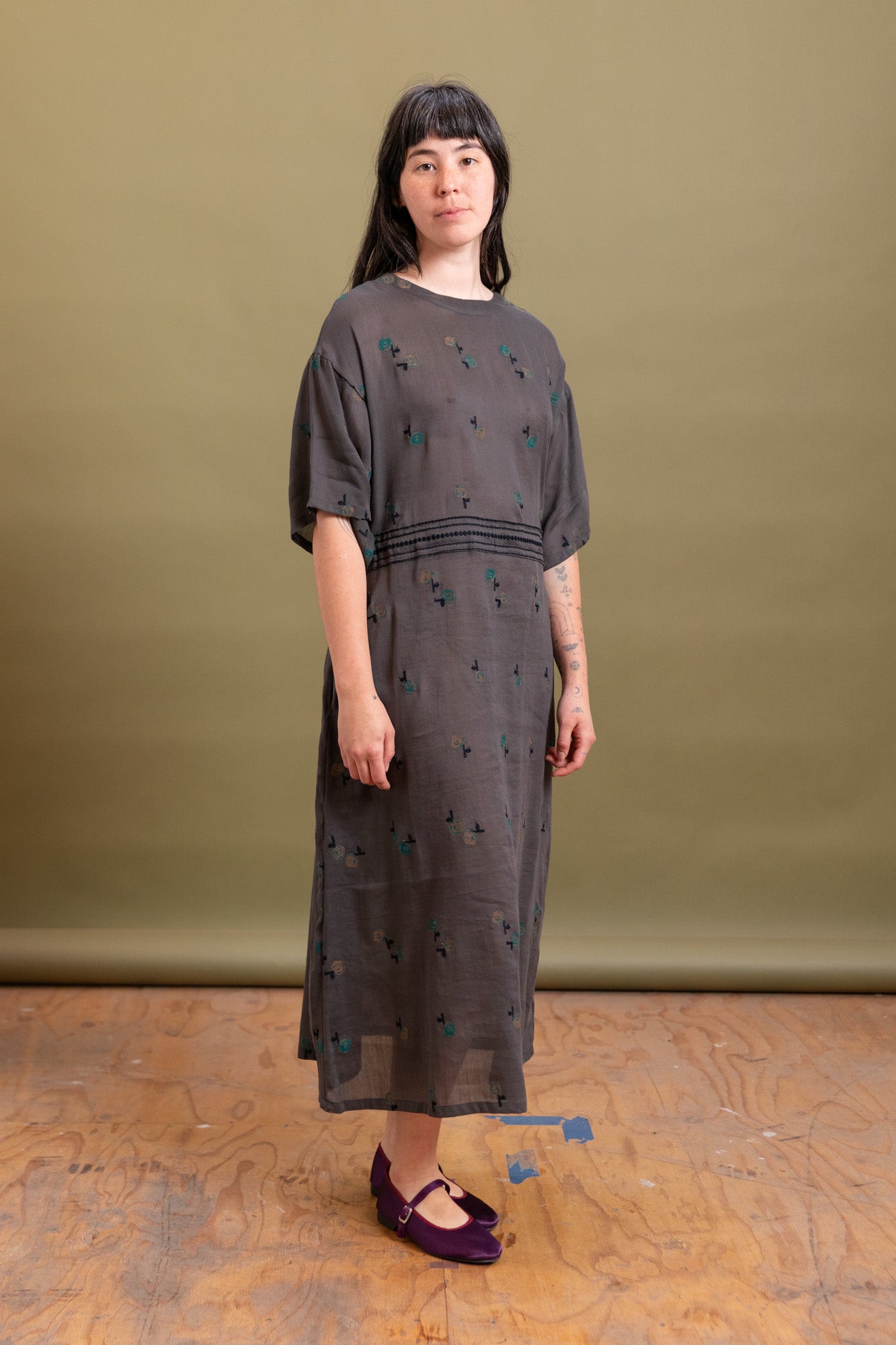 EMBROIDERY DRESS IN CHARCOAL COTTON/RAMIE