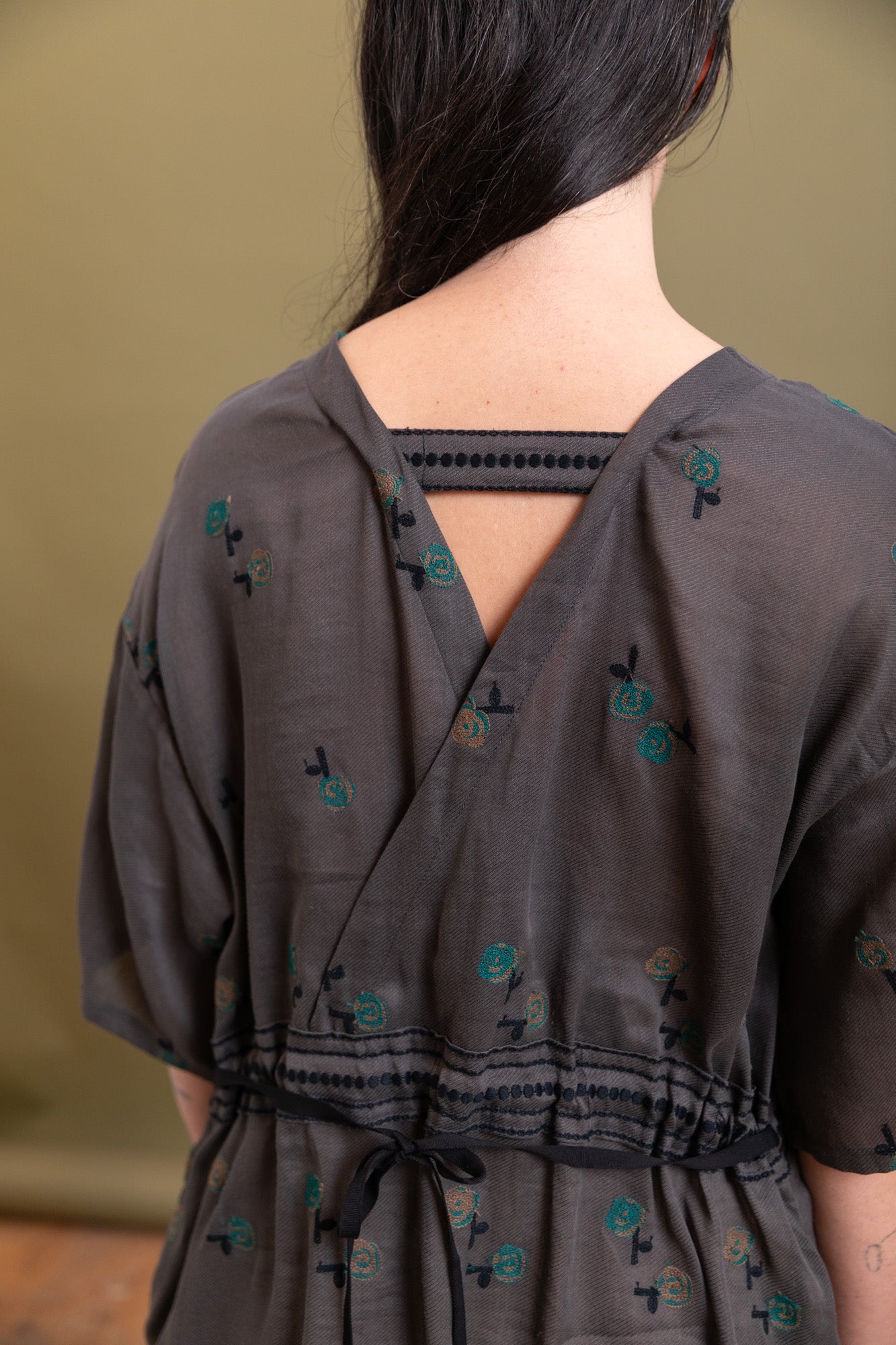 EMBROIDERY DRESS IN CHARCOAL COTTON/RAMIE