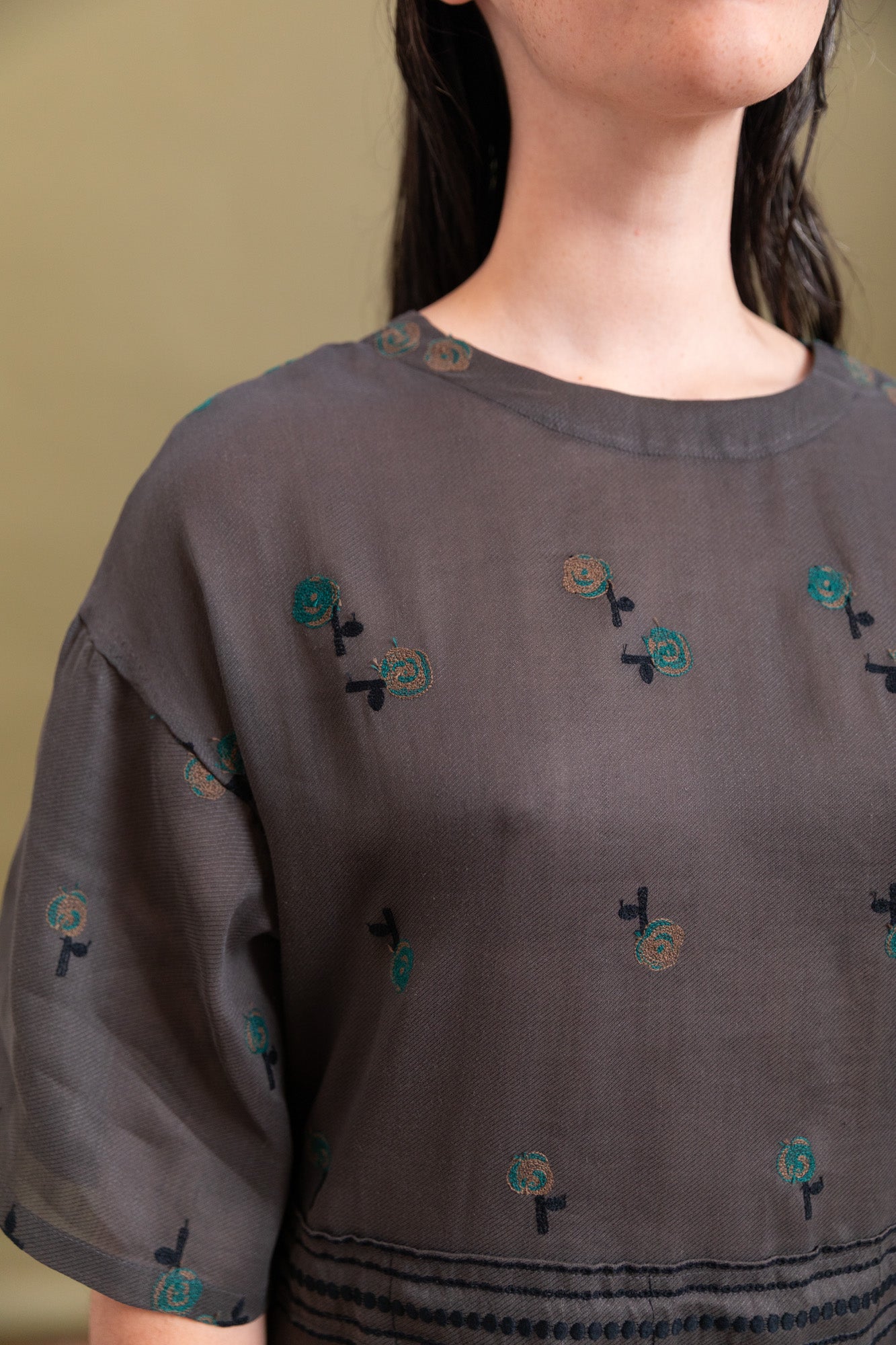 EMBROIDERY DRESS IN CHARCOAL COTTON/RAMIE