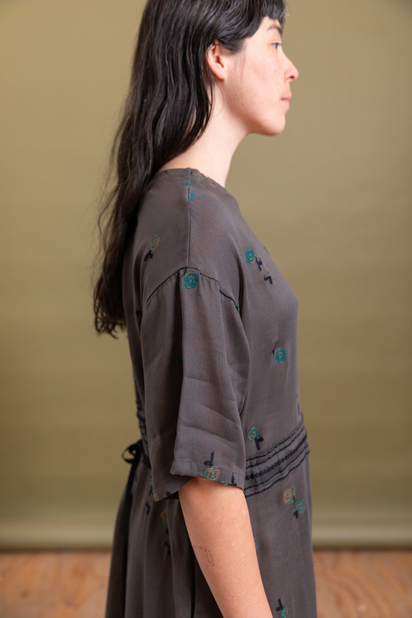 EMBROIDERY DRESS IN CHARCOAL COTTON/RAMIE