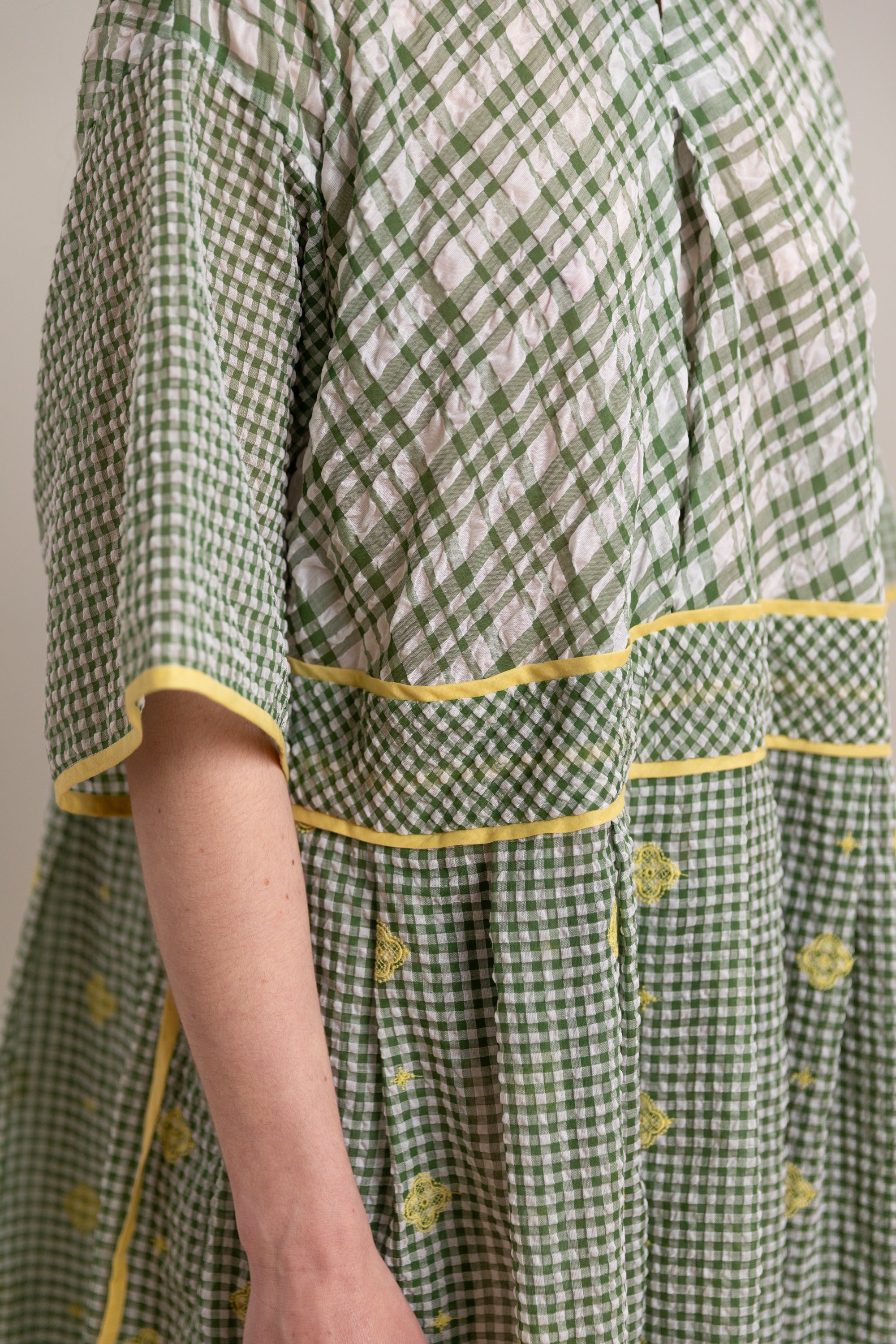 EMBROIDERY DRESS IN GREEN