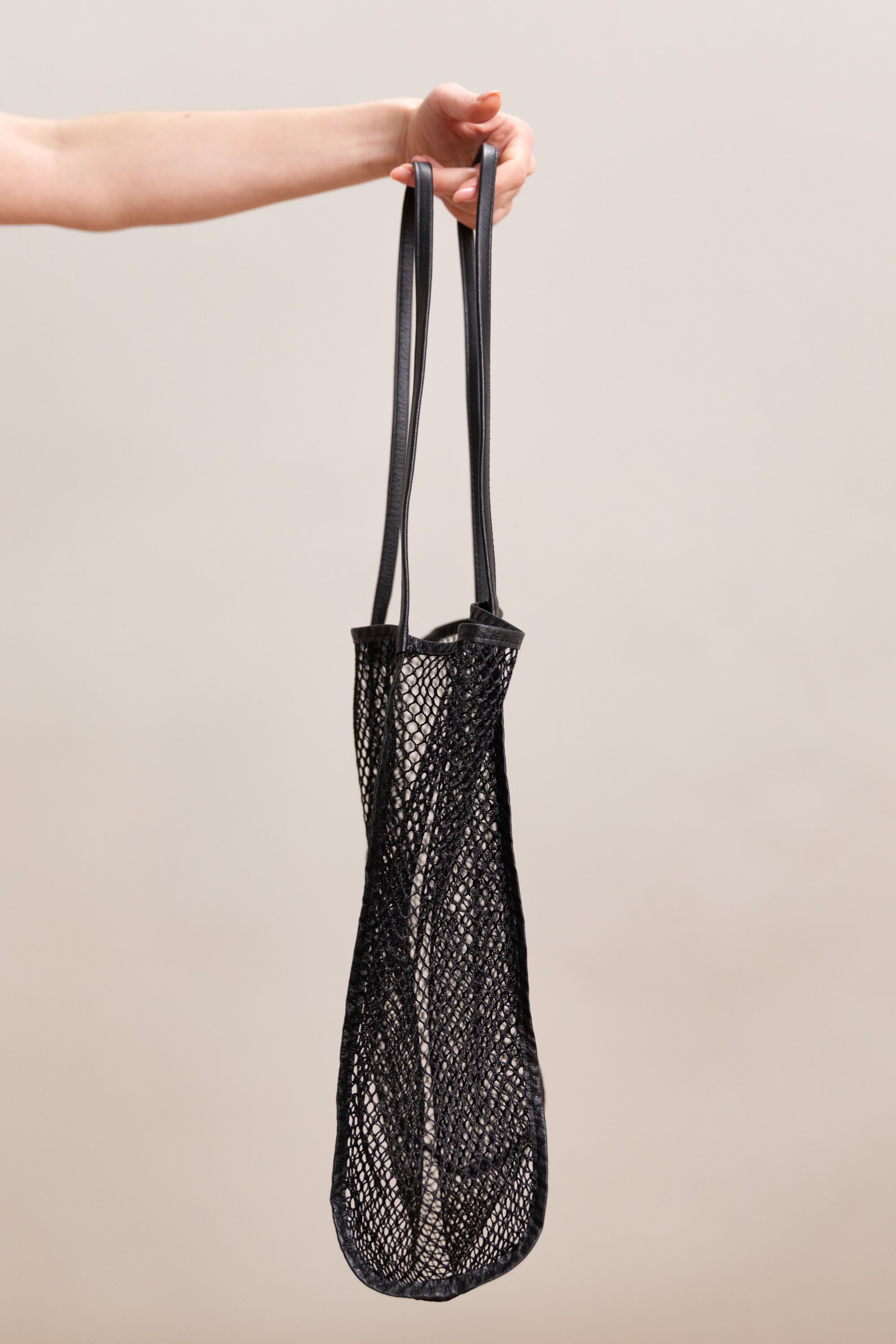 MARKET NET TOTE IN BLACK