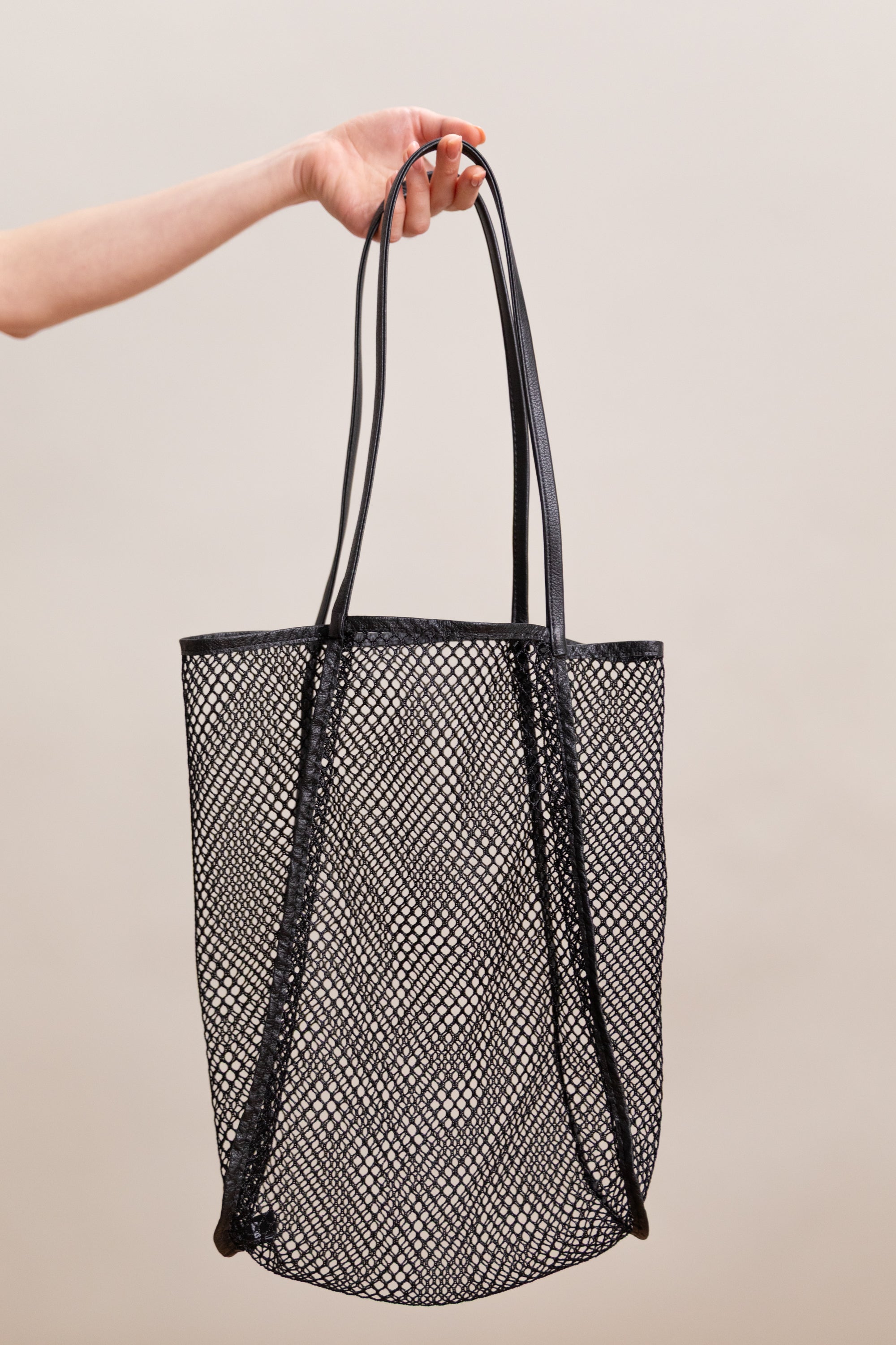 MARKET NET TOTE IN BLACK
