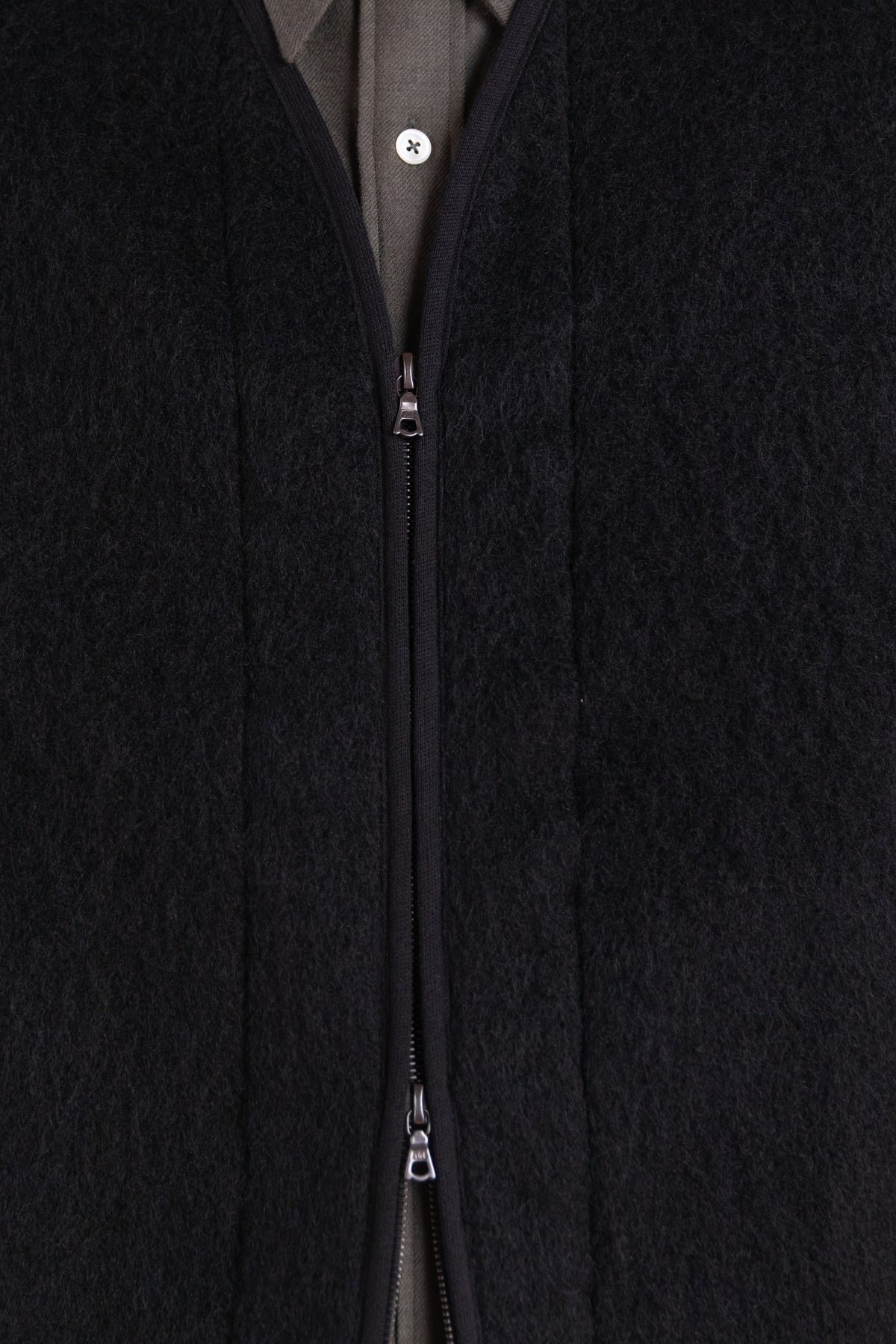 COUNTOUR VEST IN BLACK SHAGGY WOOL NYLON