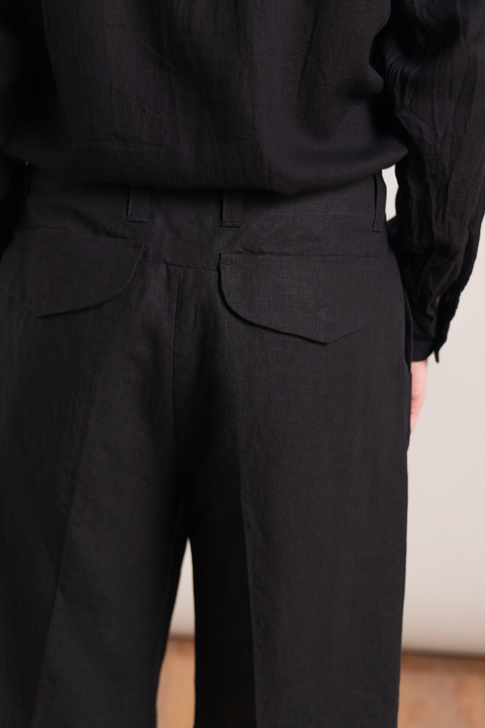 ATOLL SHORTS IN BLACK HIGH DENSITY LINEN