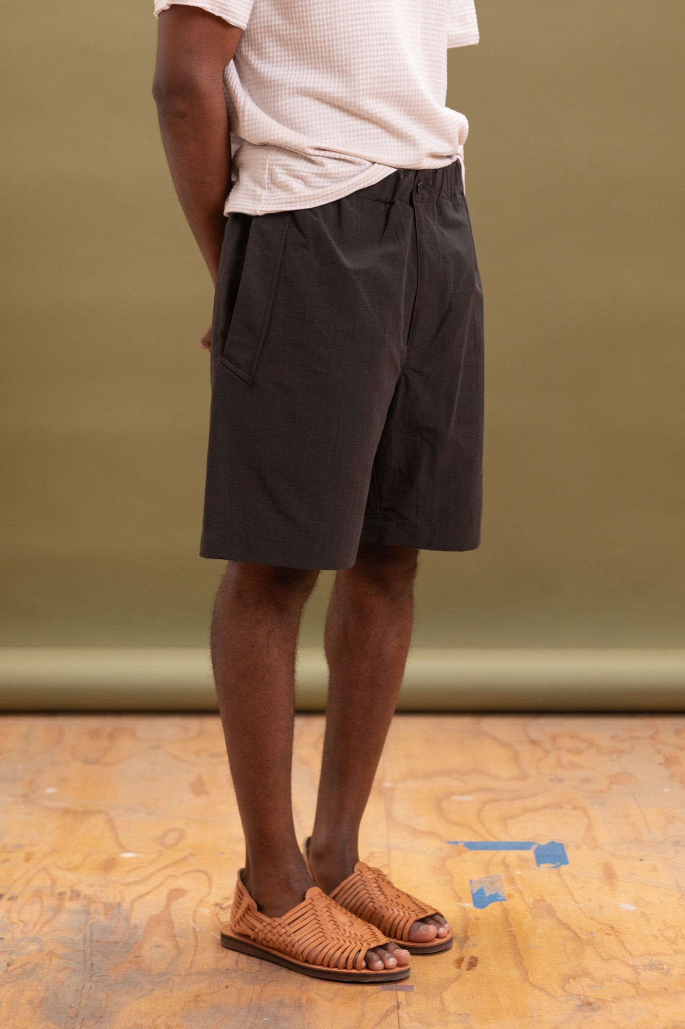 TERRA S SHORTS IN CHARCOAL LINEN/NYLON BLEND